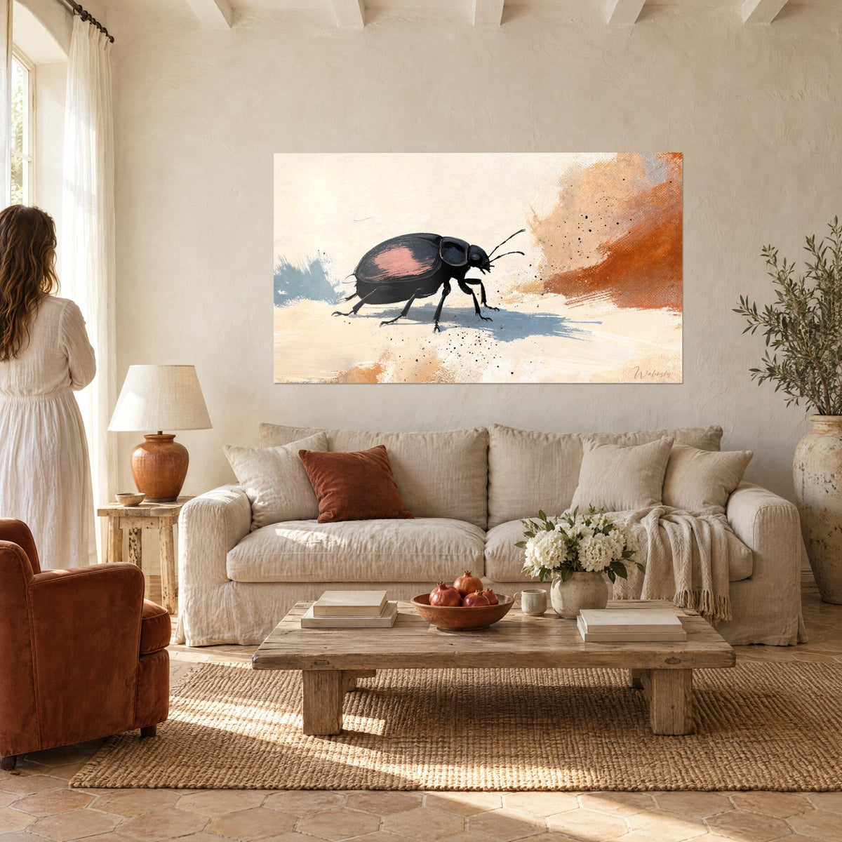 Tableau scarabée noir luisant, élytre rose saumon sur fond crème et traînée terracotta, au-dessus d'un canapé dans un salon lumineux