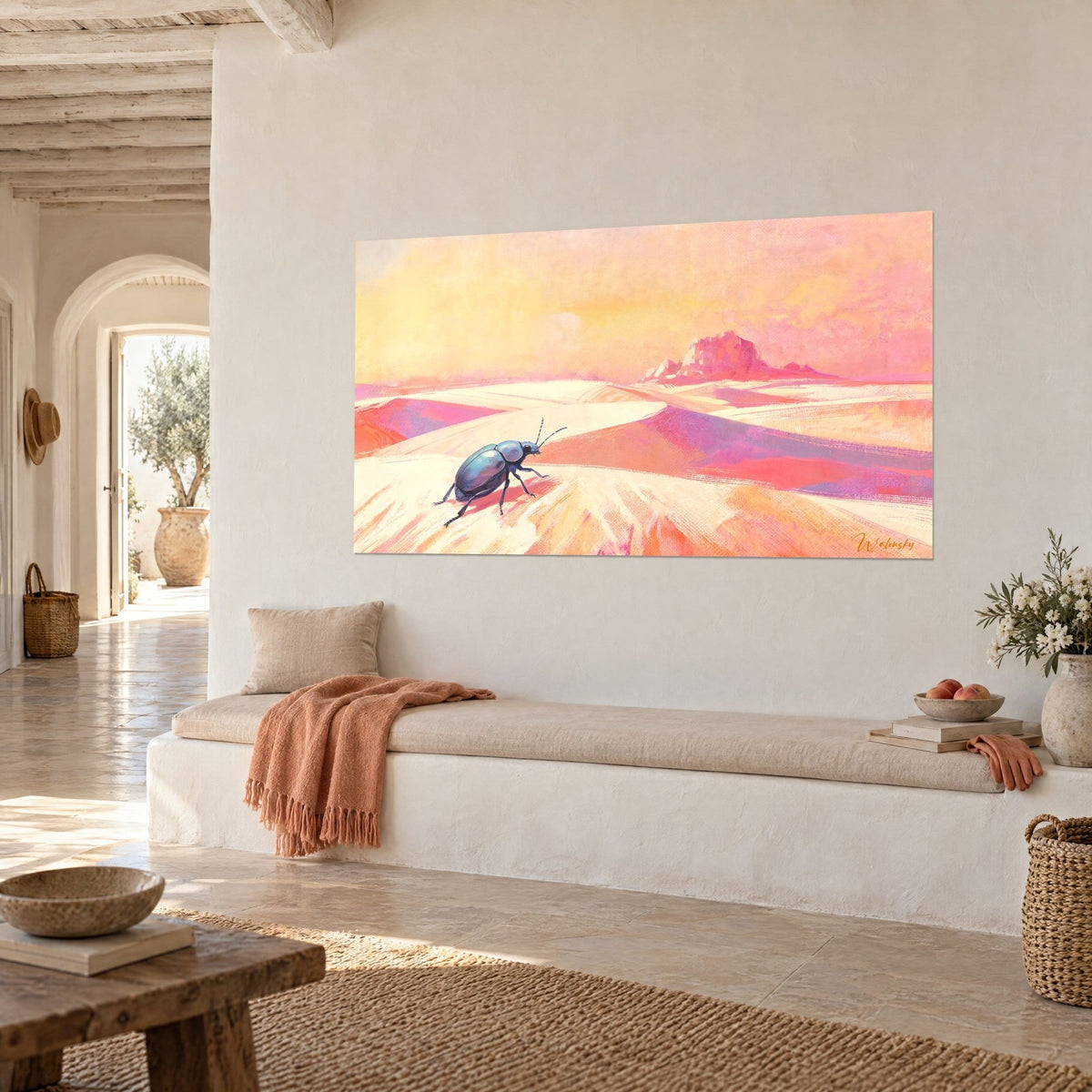 Quadro di un insetto corazzato indaco che scala una cresta di sabbia color crema e corallo, vista a tre quarti, casa mediterranea