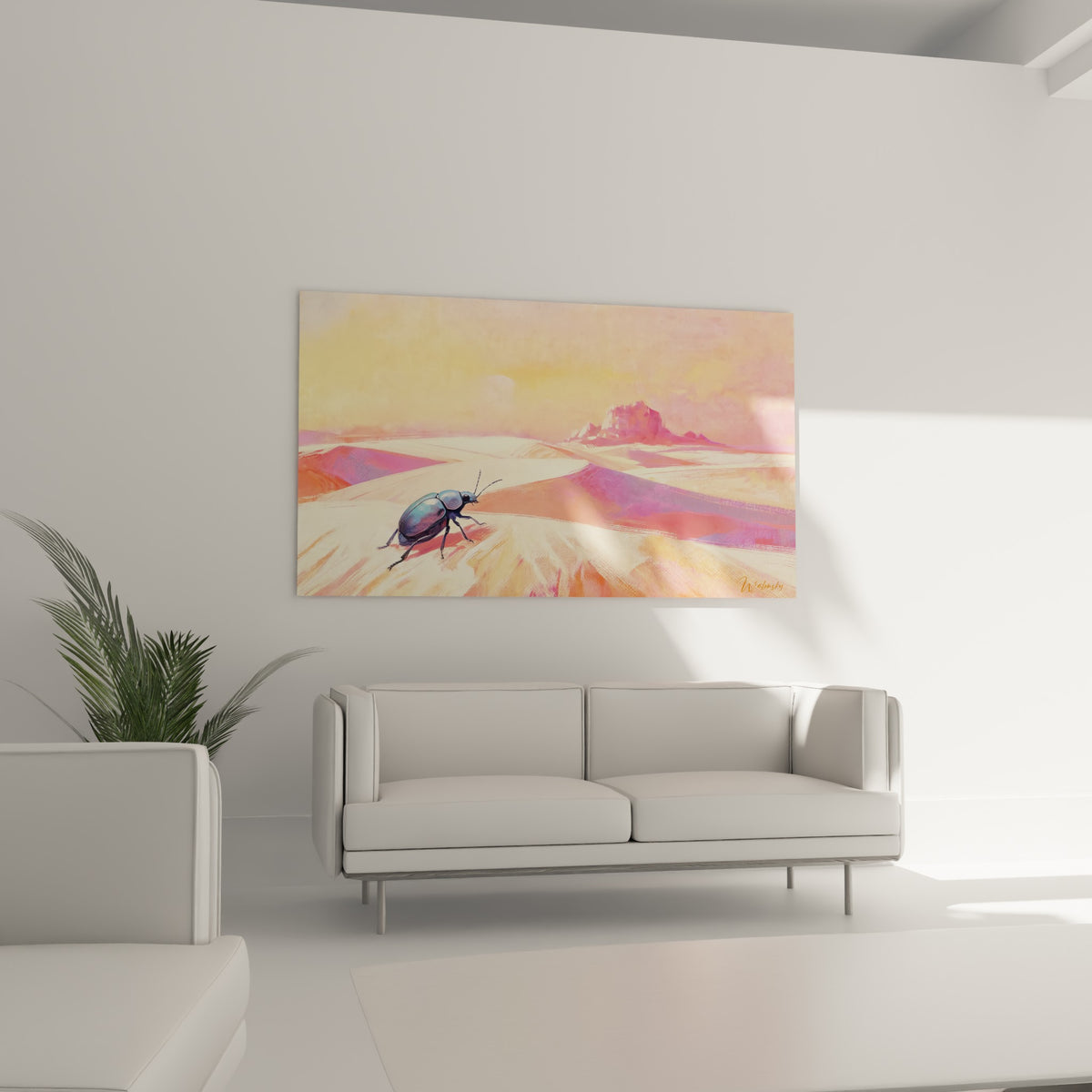Petit scarabé irisé parmi les dunes corail et pêche, au-dessus d'un canapé dans un salon lumineux