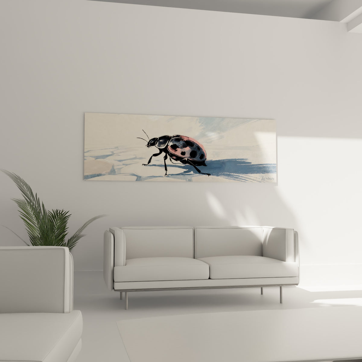 Silhouette de coccinelle noire aux taches rondes sur fond crème, au-dessus d'un canapé dans un salon lumineux