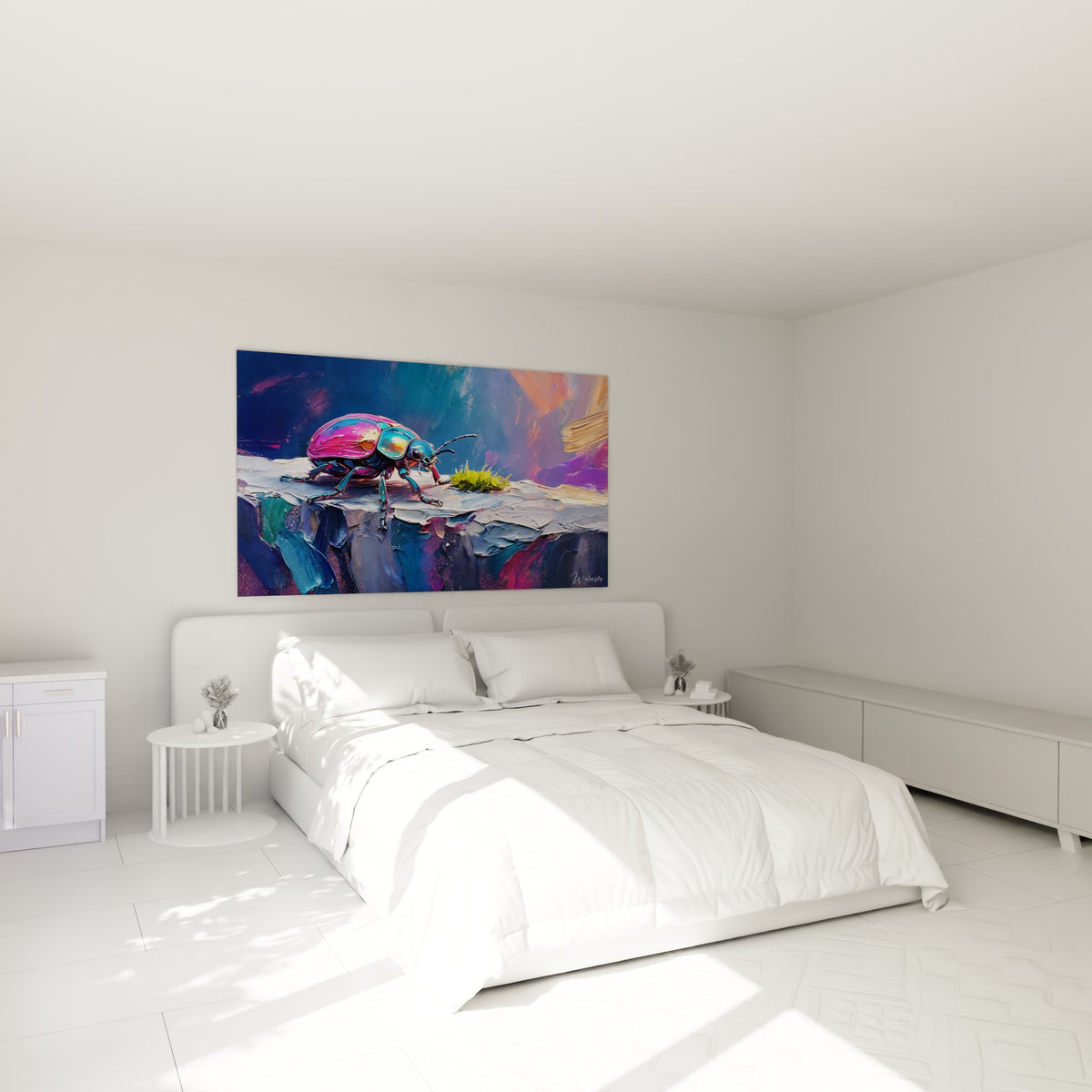 Insecte irisé rose et doré représenté en peinture texturée, accroché au-dessus d'un lit dans une chambre claire