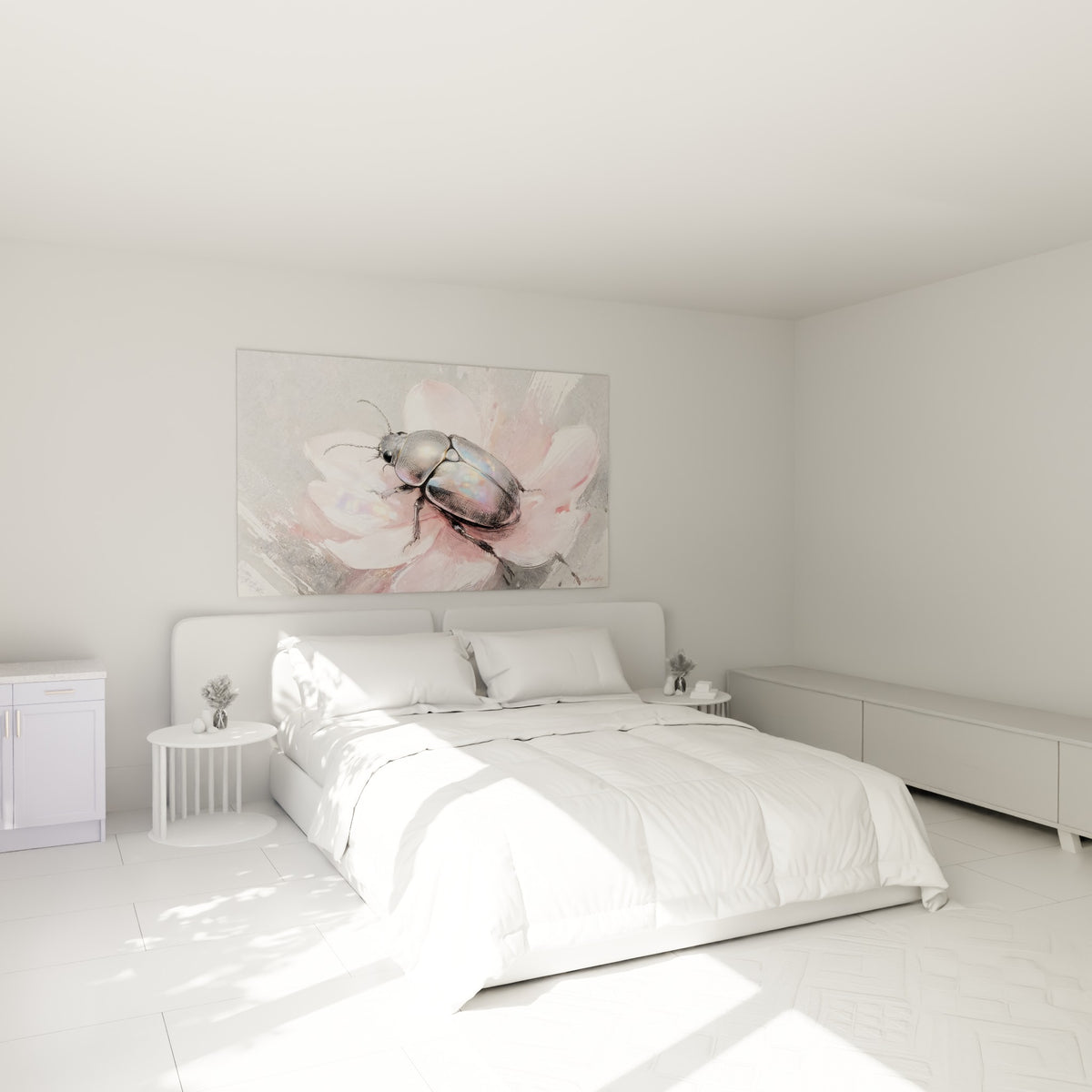 Insecte irisé gris et rose détaillé finement, accroché au-dessus d'un lit dans une chambre claire