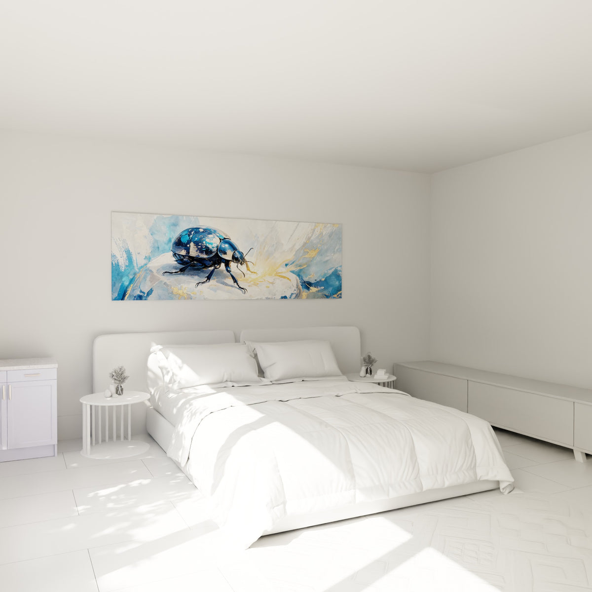 Insecte bleu nuit et doré traversé de lumière, accroché au-dessus d'un lit dans une chambre claire