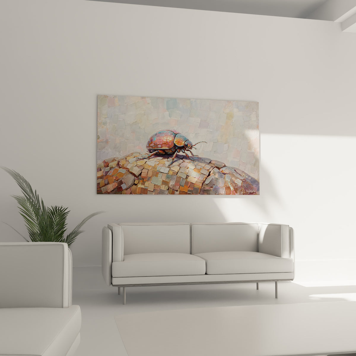 Insecte chatoyant en tons cuivré et anthracite sur fond pastel, au-dessus d'un canapé dans un salon lumineux