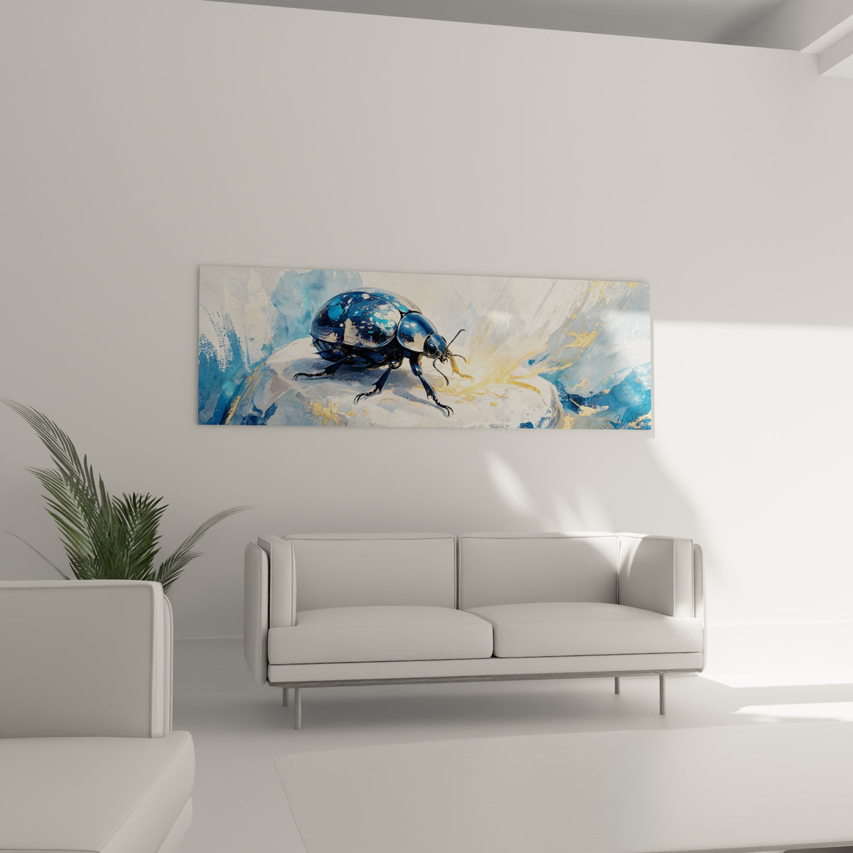 Carapace bleu marine luisante et éclats dorés du scarabé, au-dessus d'un canapé dans un salon lumineux