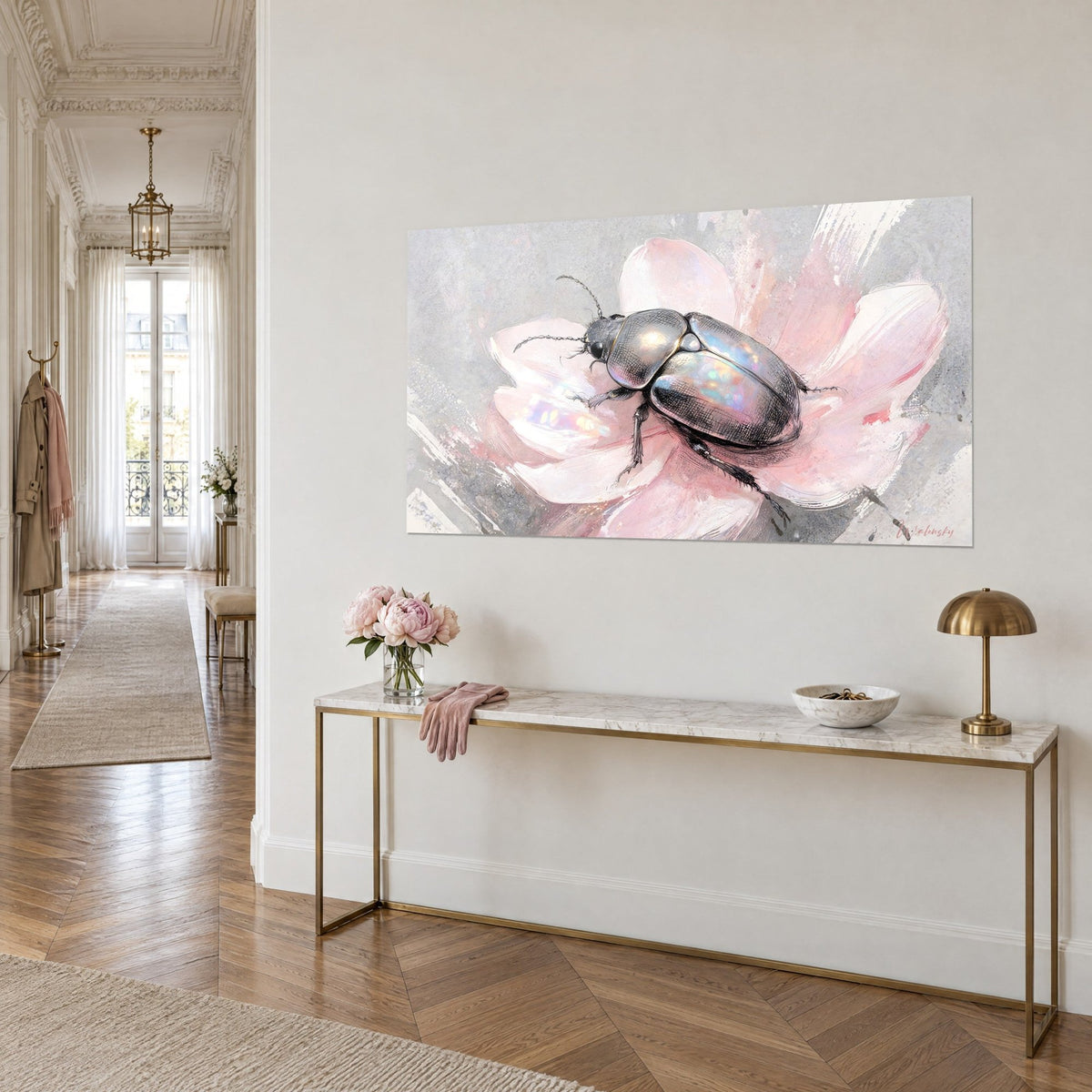 Schilderij gepantserd insect met opaalschittering, zwart gearceerde schets op lichtroze bloem en grijze achtergrond, gouden console in Haussmann-stijl