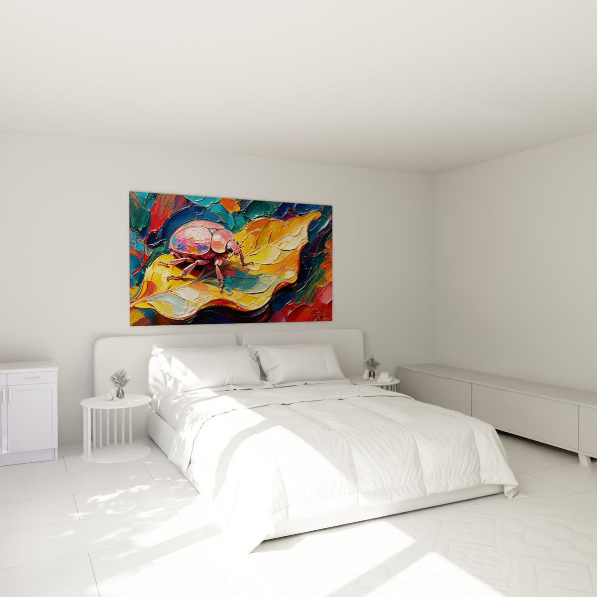 Insecte rose et doré peint en relief, accroché au-dessus d'un lit dans une chambre claire