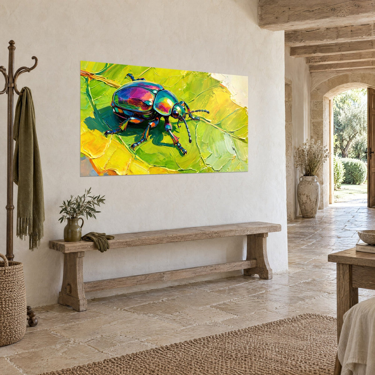 Cuadro escarabajo metálico magenta y esmeralda sobre hoja verde amarillento, trazos de espátula, pared de piedra y banco de madera