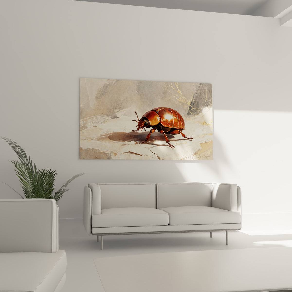 Carapace brillante brun et or d'un scarabé stylisé, présentée au-dessus d'un canapé dans un salon lumineux
