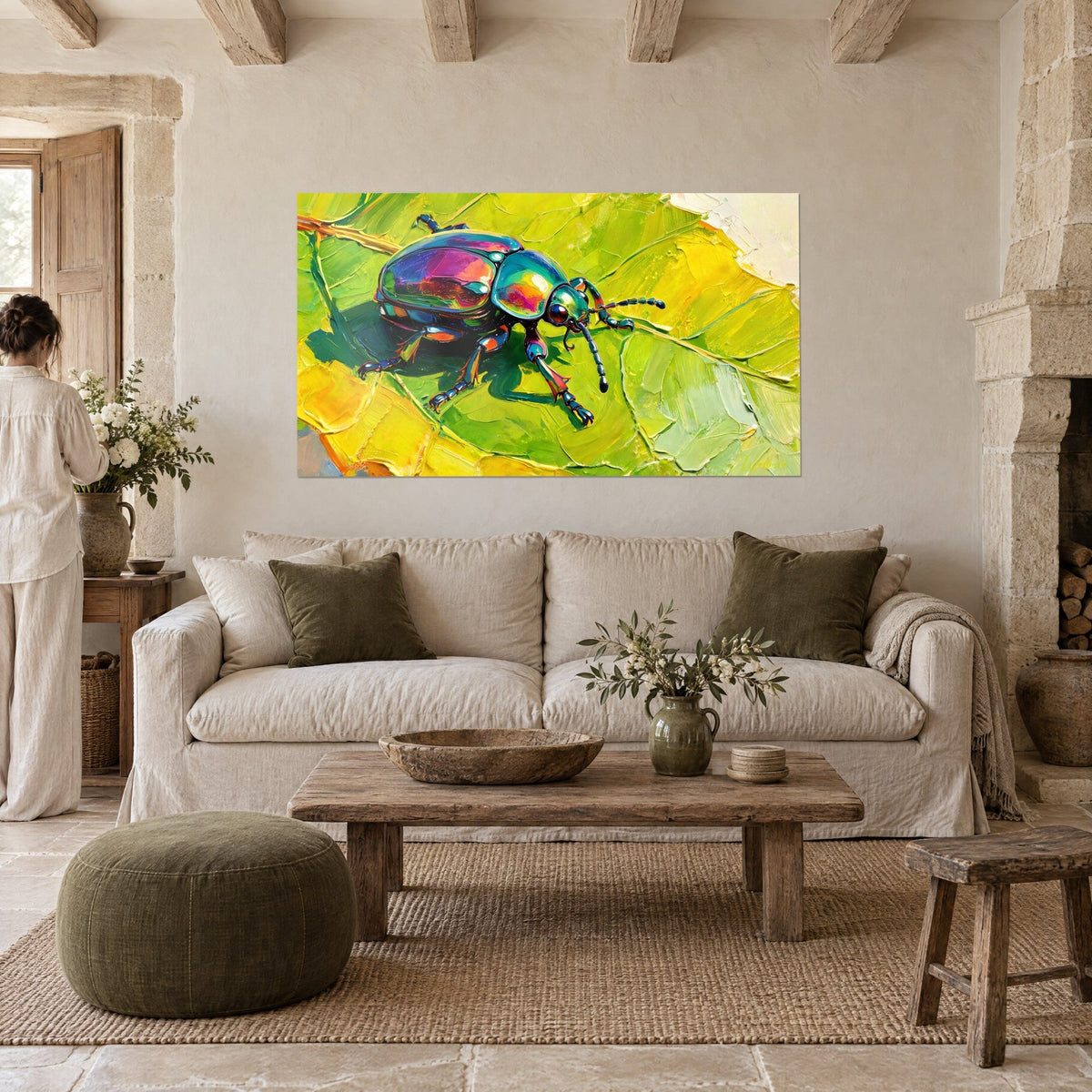 Cuadro escarabajo con élitros violetas y turquesas sobre hoja verde limón, pintura gruesa, encima de un sofá en un salón luminoso