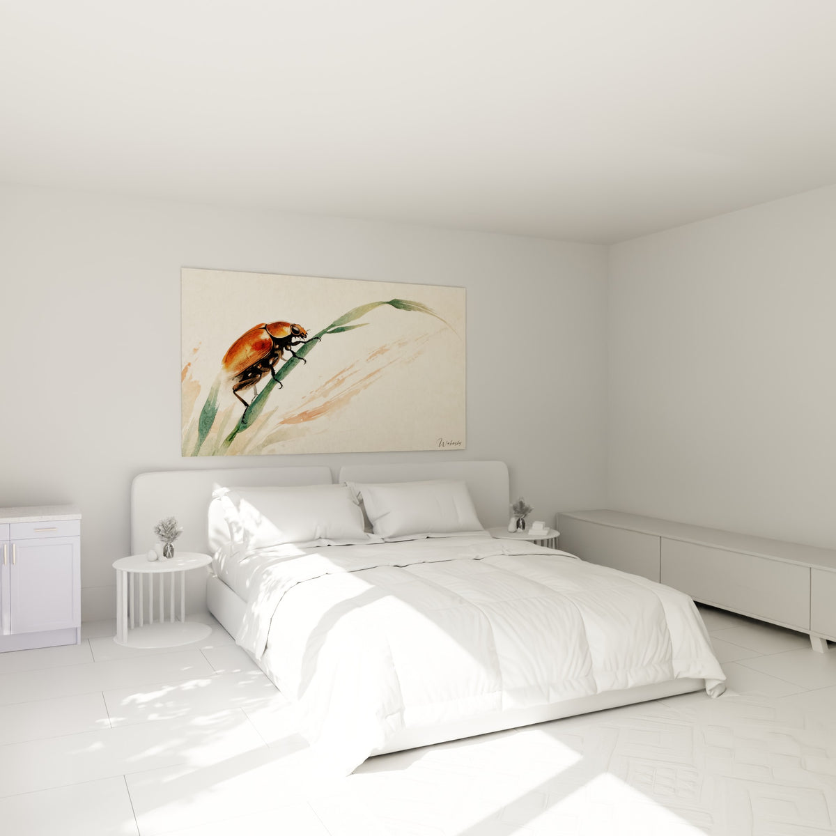 Insecte brun cuivré accroché à une tige verte, au-dessus d'un lit dans une chambre claire