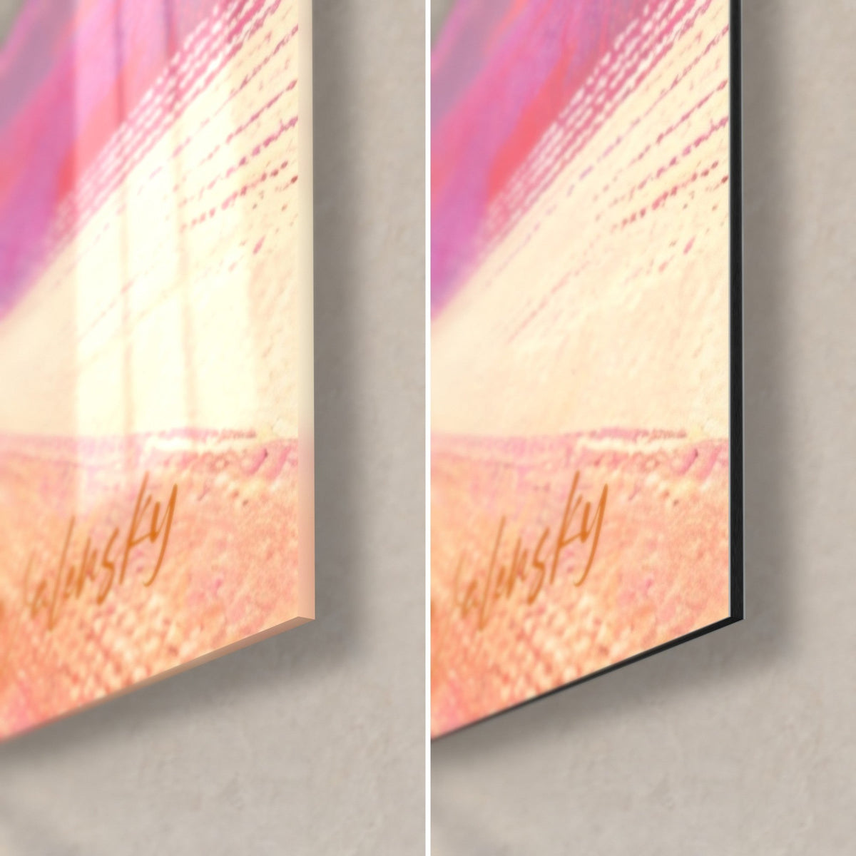 Quadro di uno scarabeo blu su sabbia rosa, angolo in basso a destra: vetro lucido a sinistra, Dibond opaco a destra, bordo da 3 mm