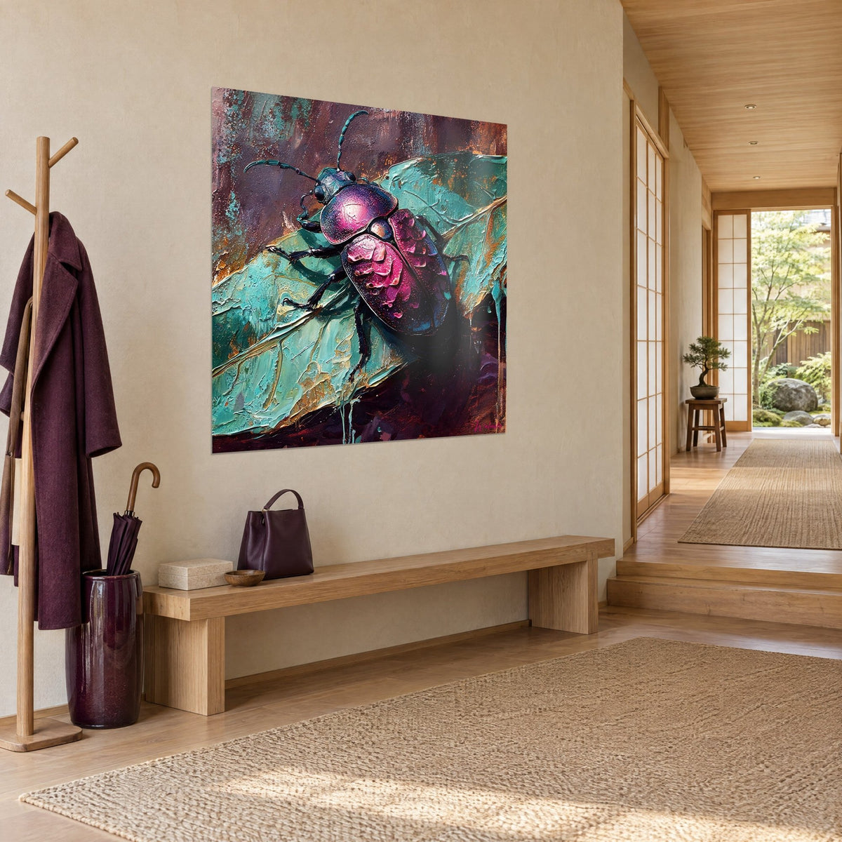 Quadro scarabeo metallico viola e fucsia posato su una foglia verde acqua striata d'ocra, corridoio japandi in tre quarti