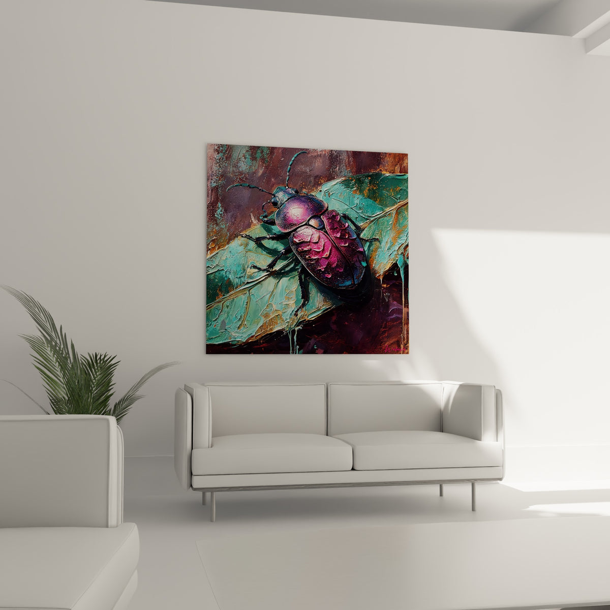 Carapace rose et violette du Scarabé sur feuille dorée, tableau accroché au-dessus d'un canapé dans un salon lumineux