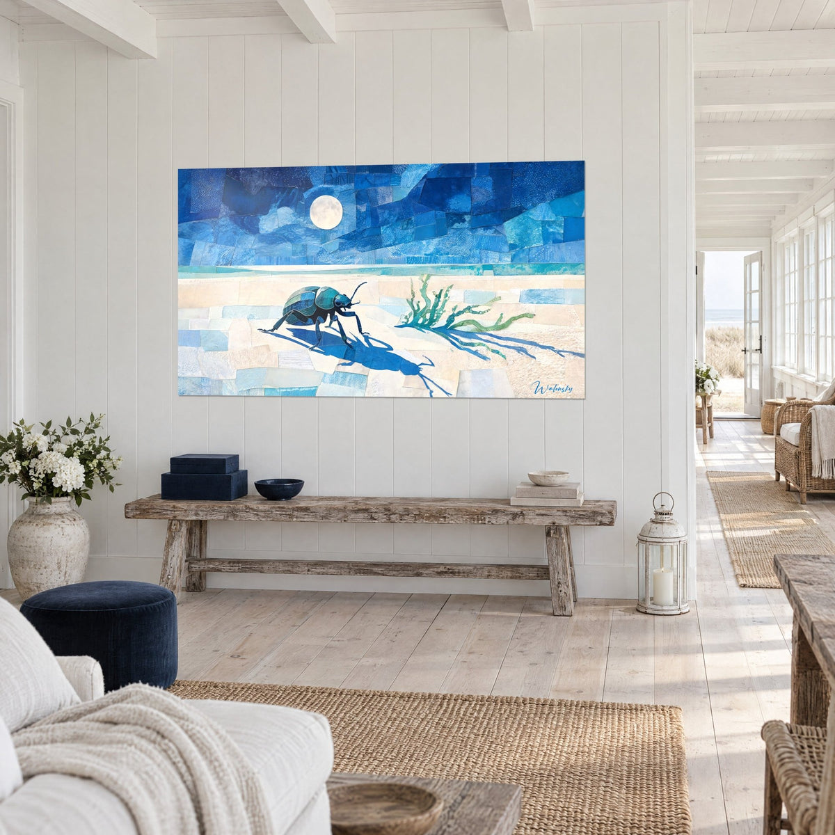Tableau coléoptère turquoise et ombre bleue étirée sur le sable crème, pleine lune ivoire, console en bois brut