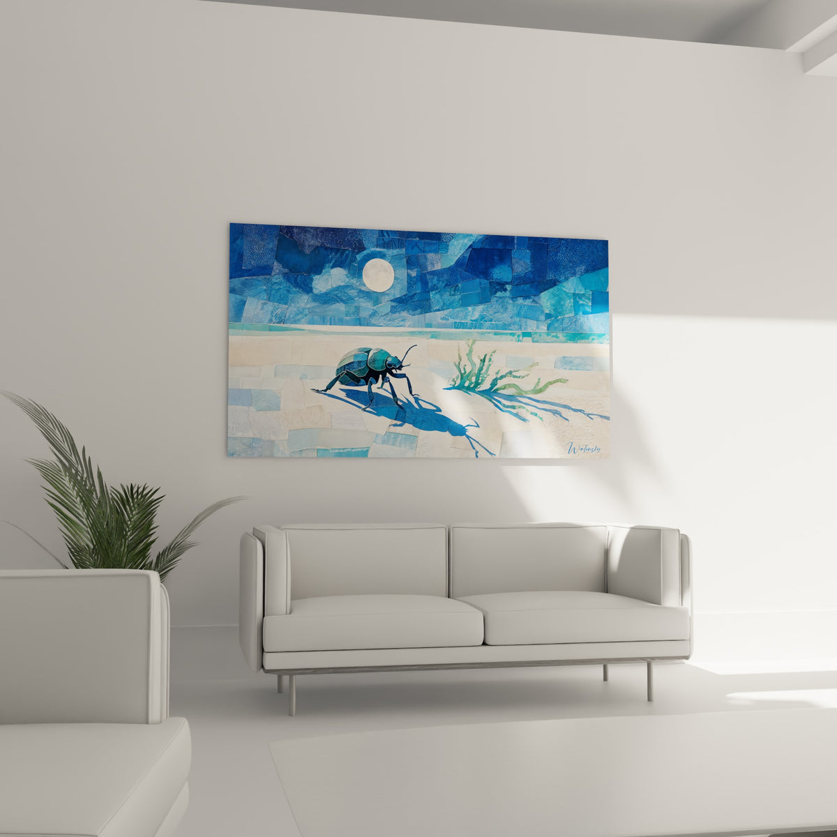 Coléoptère vert-bleu métallique face à une lune blanche sur fond indigo, au-dessus d'un canapé dans un salon lumineux