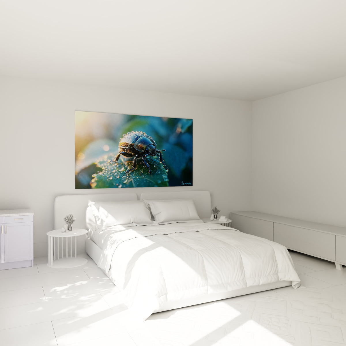 Insecte scintillant aux teintes bleu et vert émeraude accroché au-dessus d'un lit dans une chambre claire
