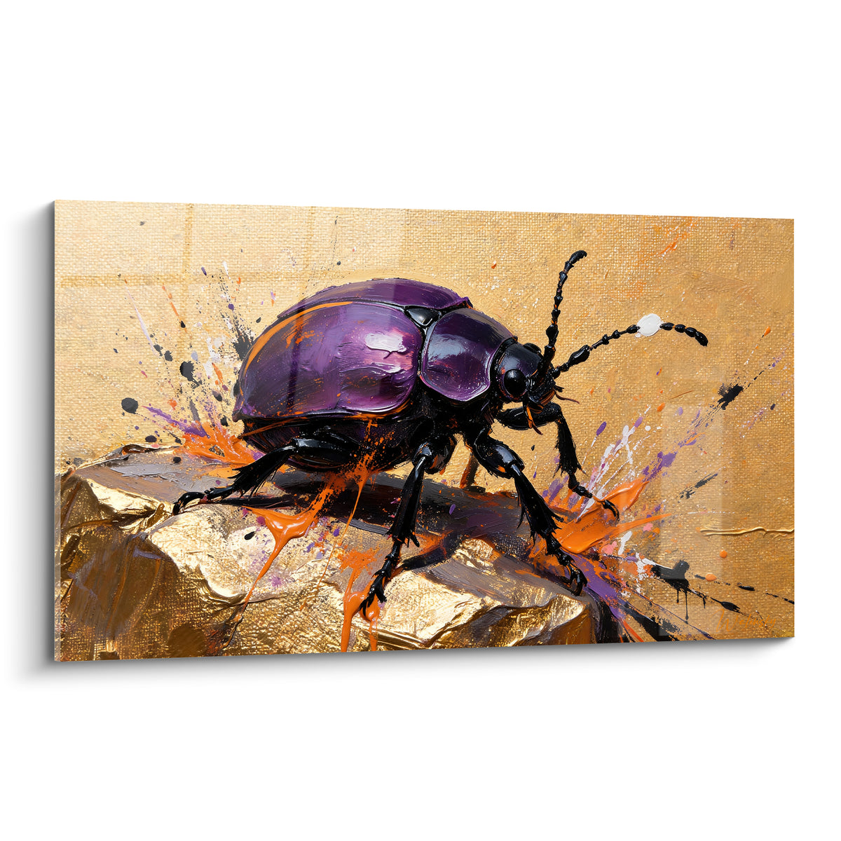 Scarabé violet et noir aux éclaboussures orangées sur fond doré texturé