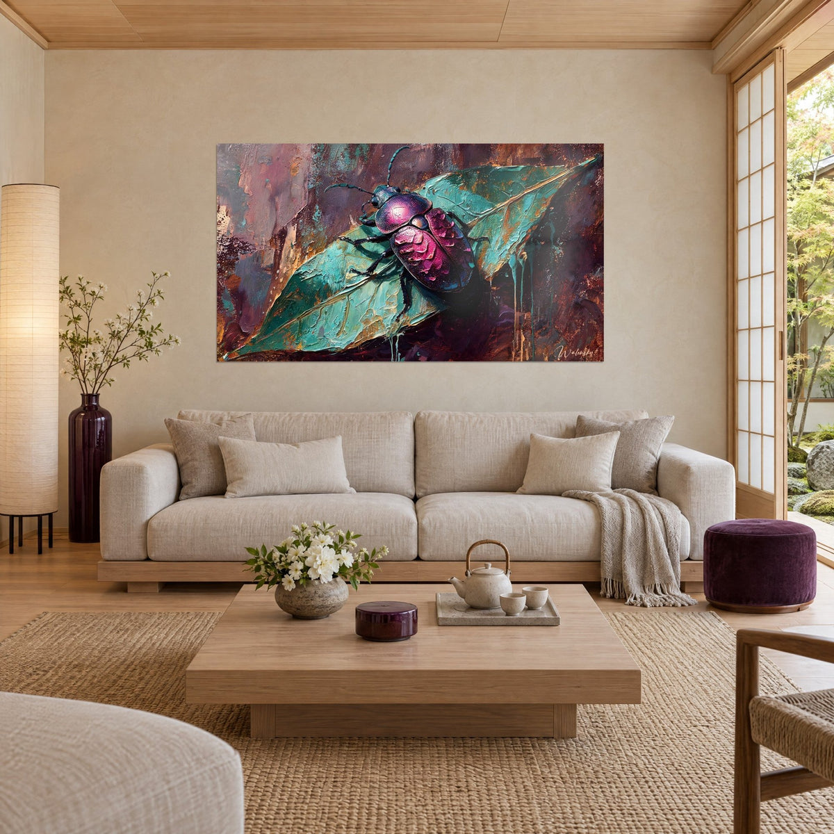 Tableau coléoptère aux élytres rose magenta posé sur une feuille turquoise cuivrée, au-dessus d'un canapé dans un salon lumineux