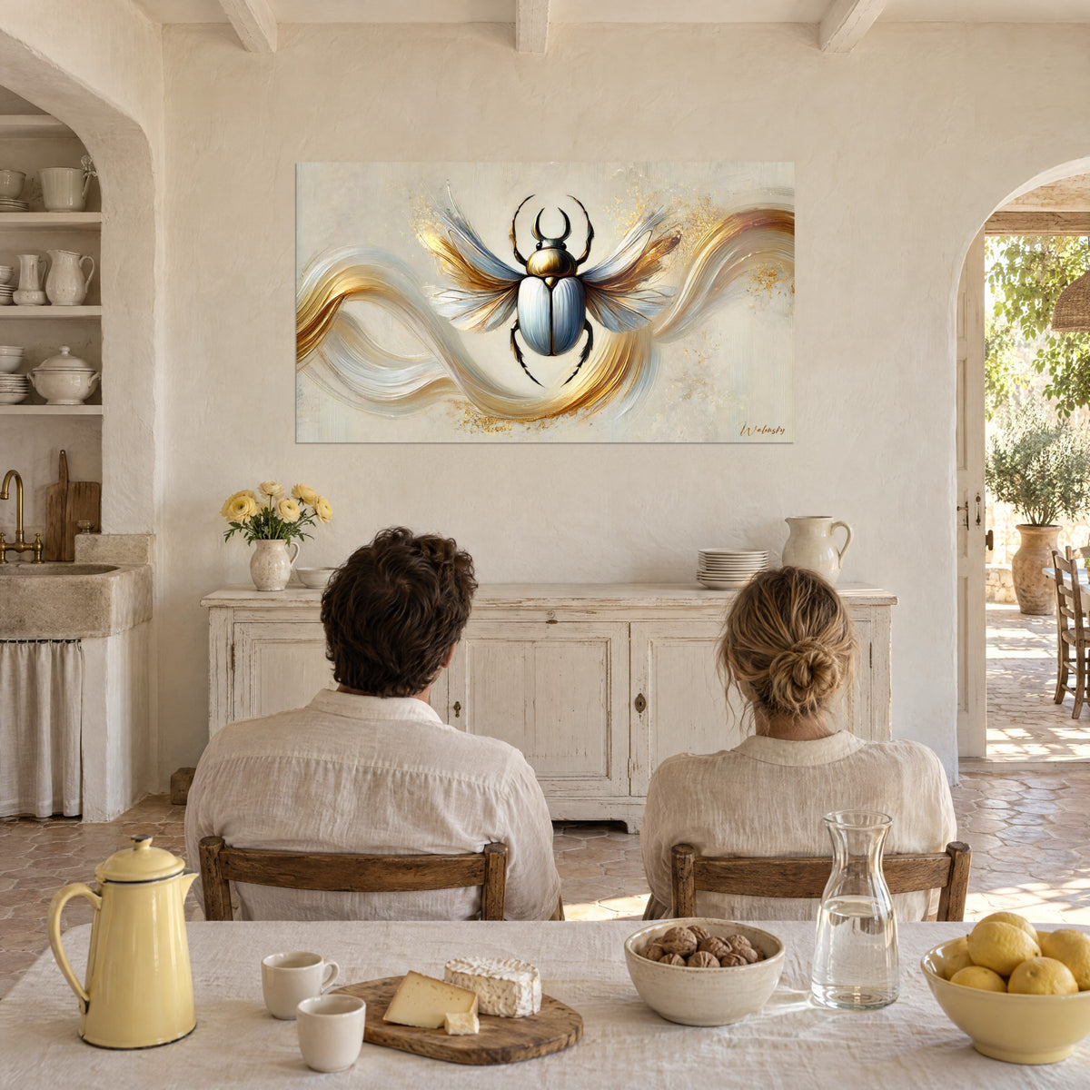 Cuadro de un escarabajo acorazado nacarado, alas translúcidas ocres y gris perla, sobre una pared beige junto a un arco, pareja de espaldas en una mesa