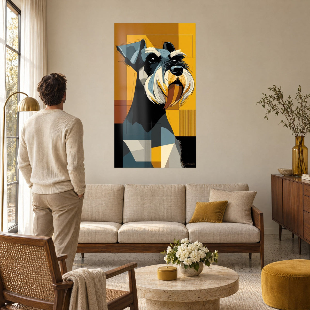 Quadro ritratto di schnauzer con barba color crema su sfondo senape e grigio ardesia, uomo di spalle, sopra un divano in un soggiorno luminoso