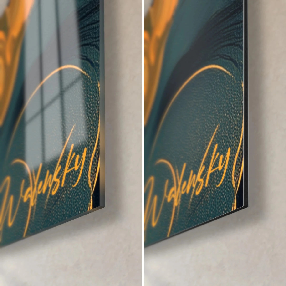 Tableau scorpion doré, coin bas droit : signature cursive orange sur fond vert sapin, verre brillant et Dibond mat