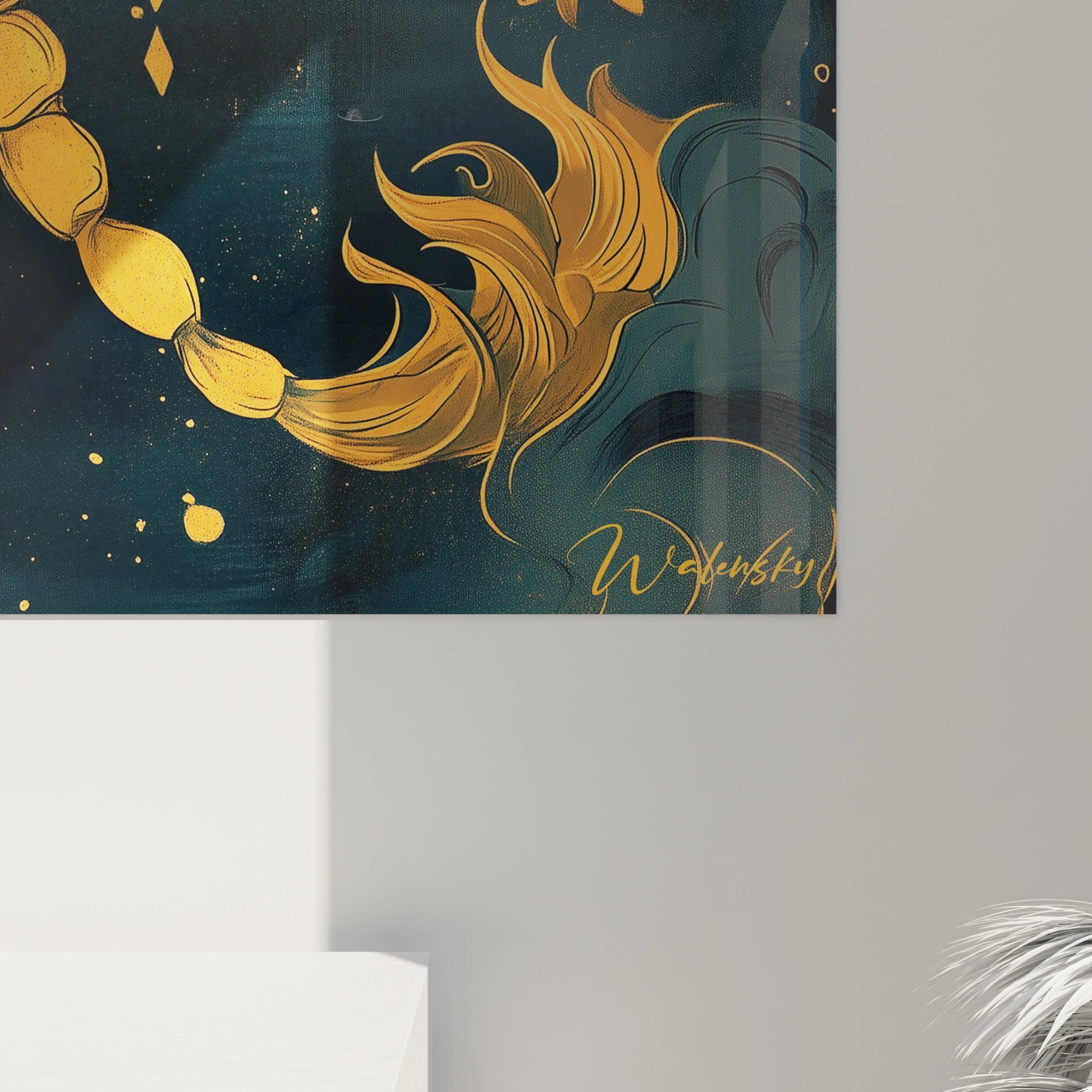 Un tableau scorpion lumineux aux couleurs contrastées, présentant l'animal en position dominante avec ses pinces et sa queue segmentée sur un arrière-plan bleu nuit parsemé de points lumineux et orné de fleurs orangées aux textures lisses.
