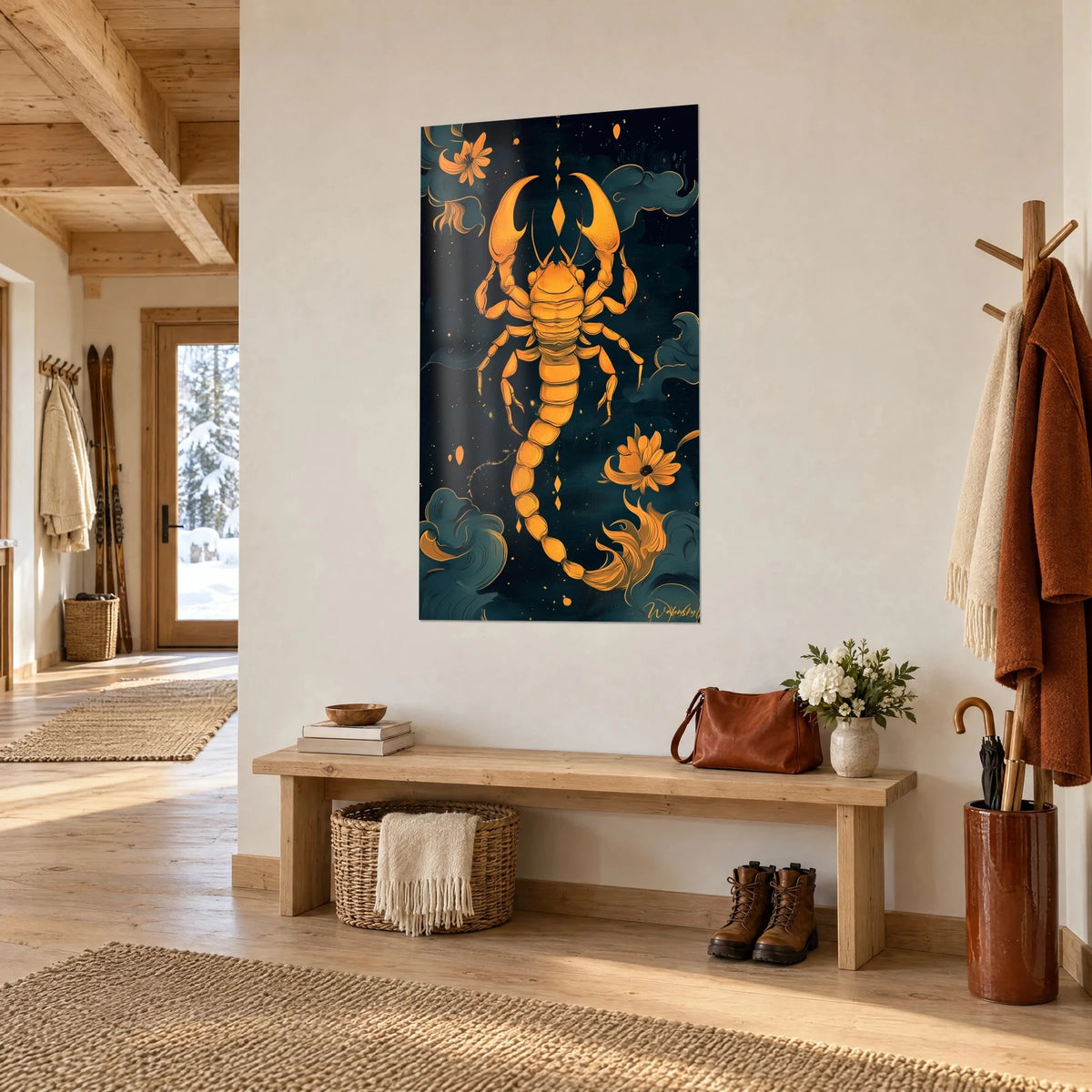Tableau arachnide ambré à longue queue segmentée, fond noir bleuté et fleurs safran, entrée de chalet en bois clair