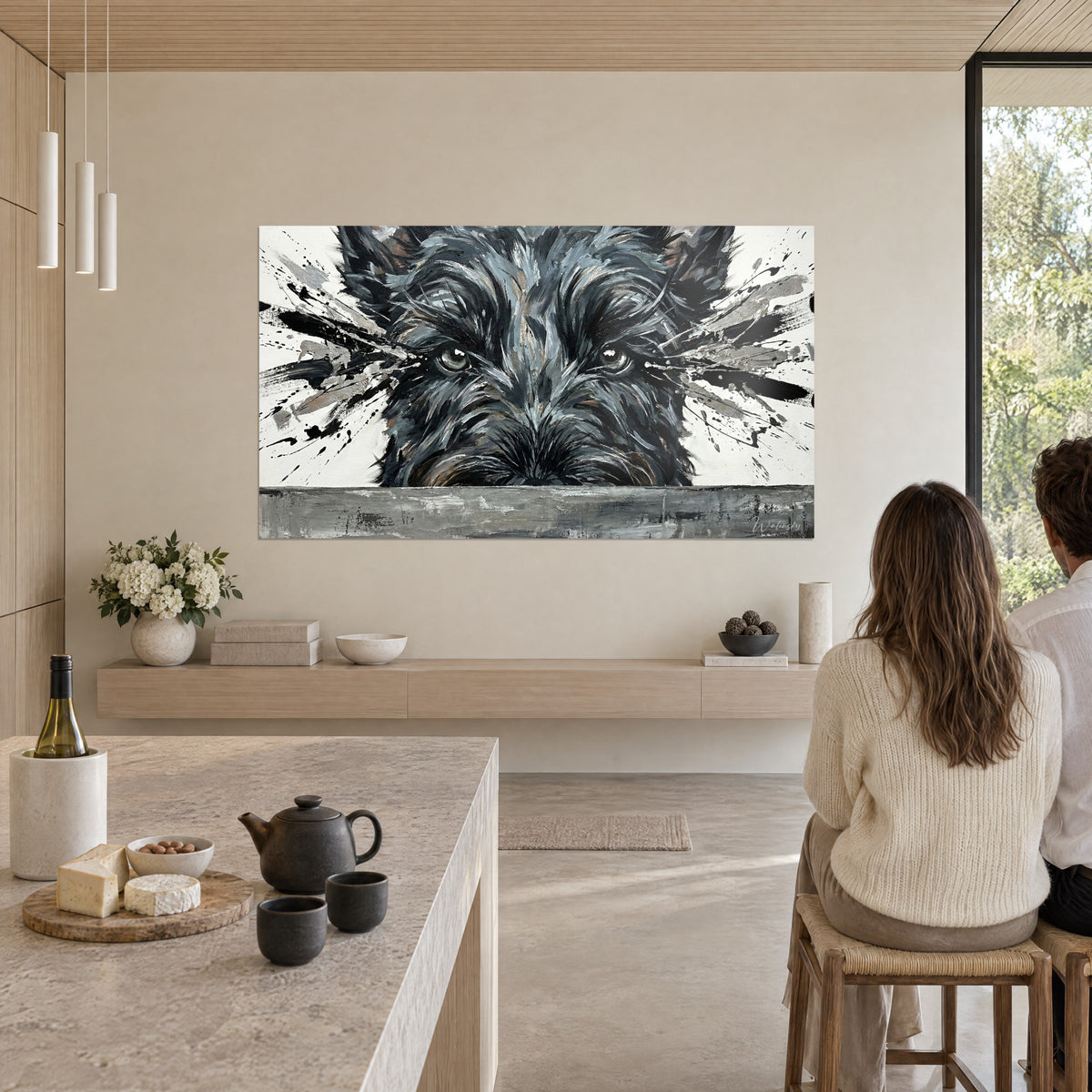 Cuadro de perro con pelaje texturizado negro carbón y gris perla, salpicaduras como tinta proyectada, en un rincón de comedor acogedor y cálido