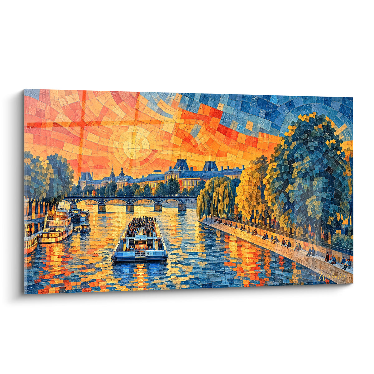 Bateau-mouche orange et bleu glissant sur la Seine, ciel embrasé en mosaïque et pont parisien visible