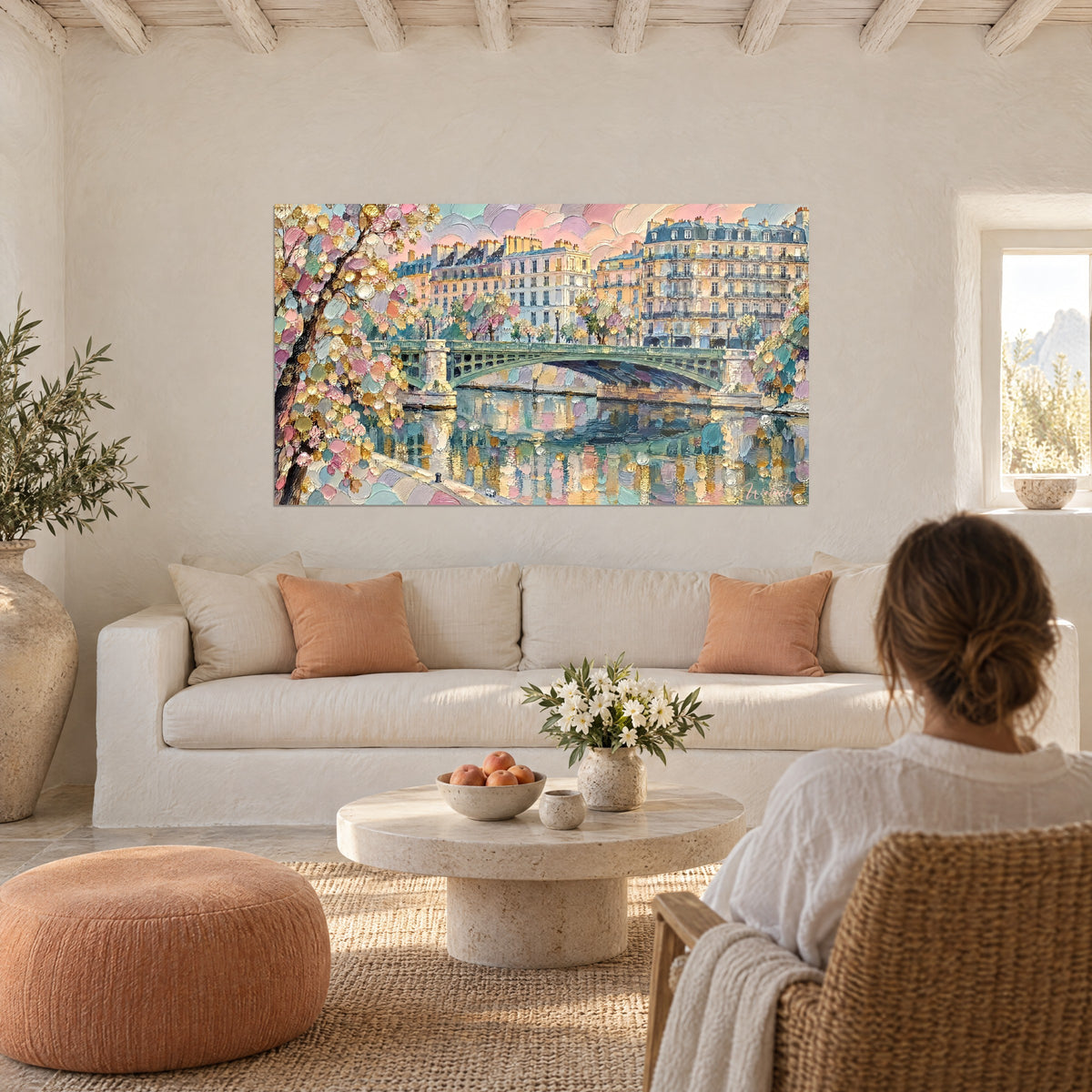 Façades haussmanniennes dorées et pont parisien rose au-dessus d'un lit dans une chambre claire