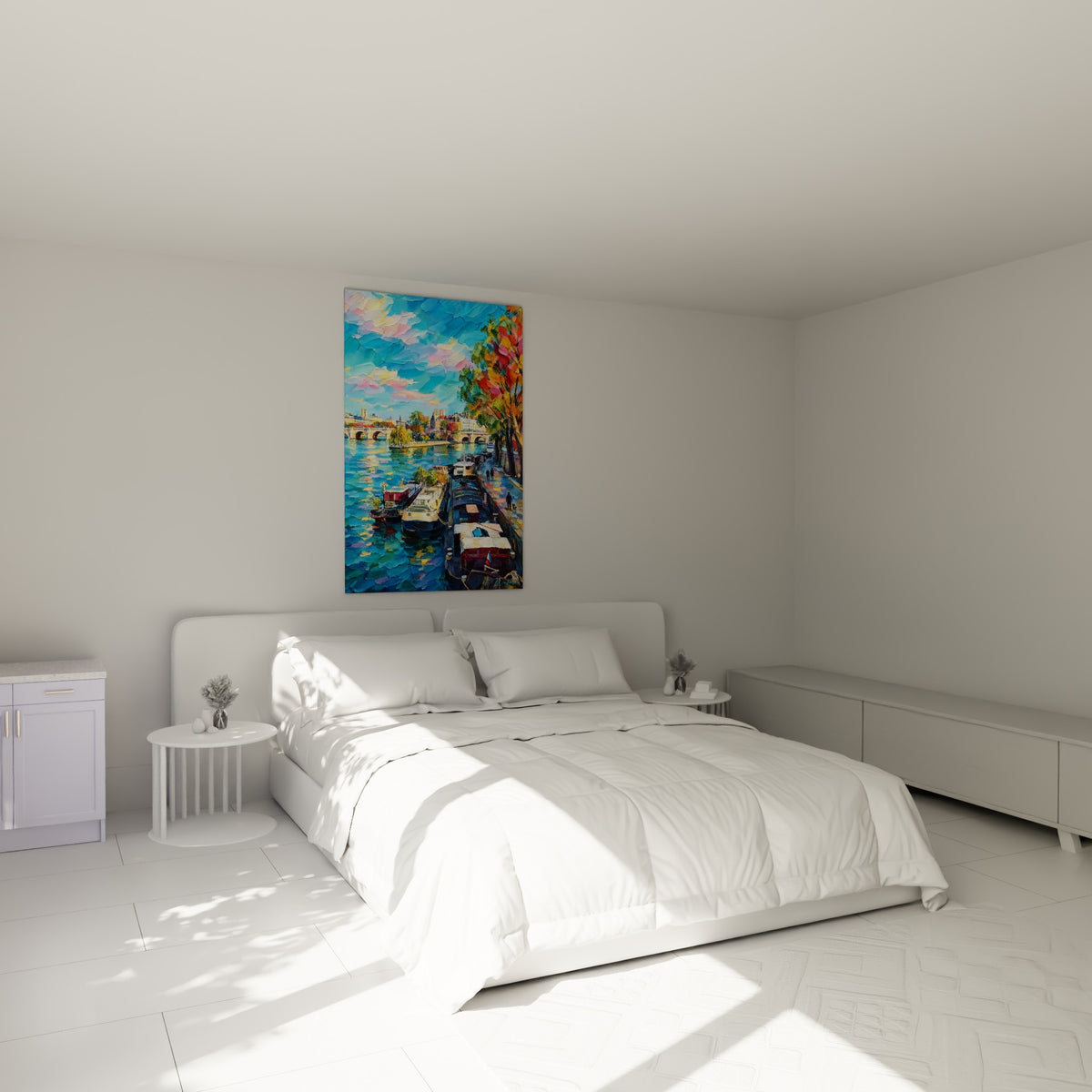 Quai parisien aux arbres orangés et péniches bleu marine, au-dessus d'un lit dans une chambre claire