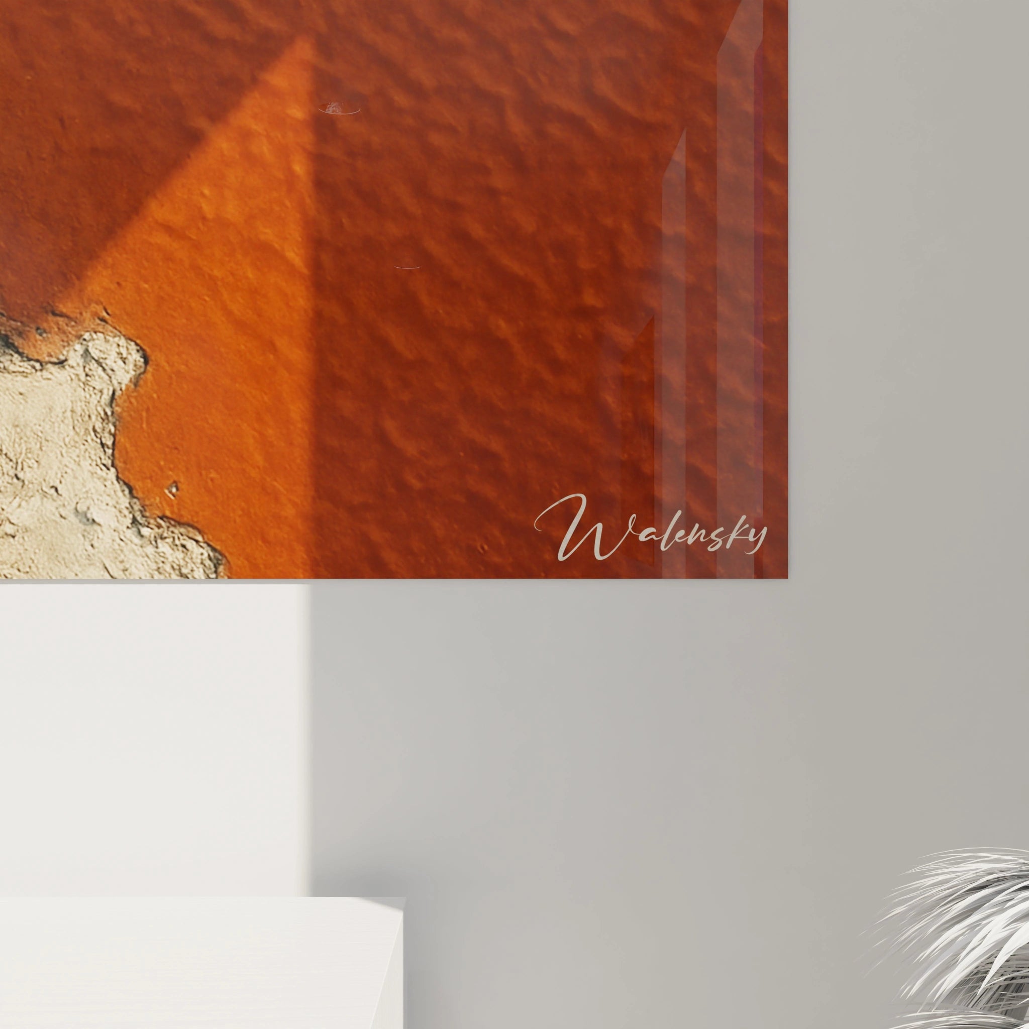 Un tableau vue aérienne dévoilant un paysage où l'eau rouge-orangée rencontre une rive texturée beige. Les embarcations en bois créent une ligne organique suivant le contour du rivage, ponctué de formations blanches aux formes arrondies.
