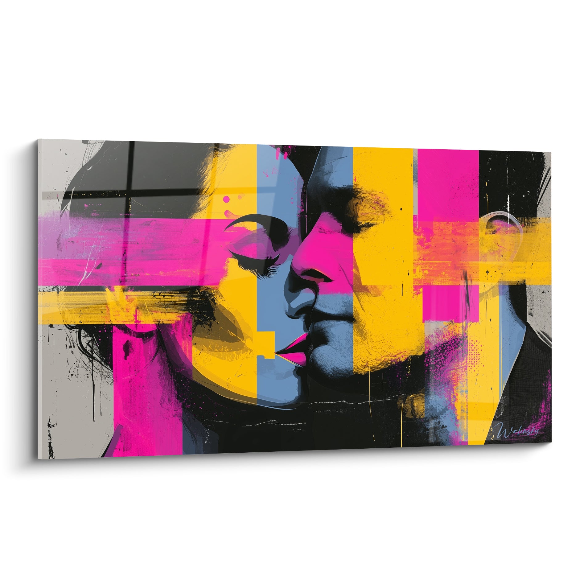 Baiser sensuel abstrait en bandes roses fuchsia et jaunes moutarde, visages bleu ardoise se frôlant