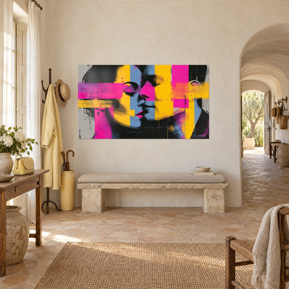 Cuadro rostros abrazados en pop art, planos rosa vivo y azul grisáceo, visto en tres cuartos sobre un banco de piedra