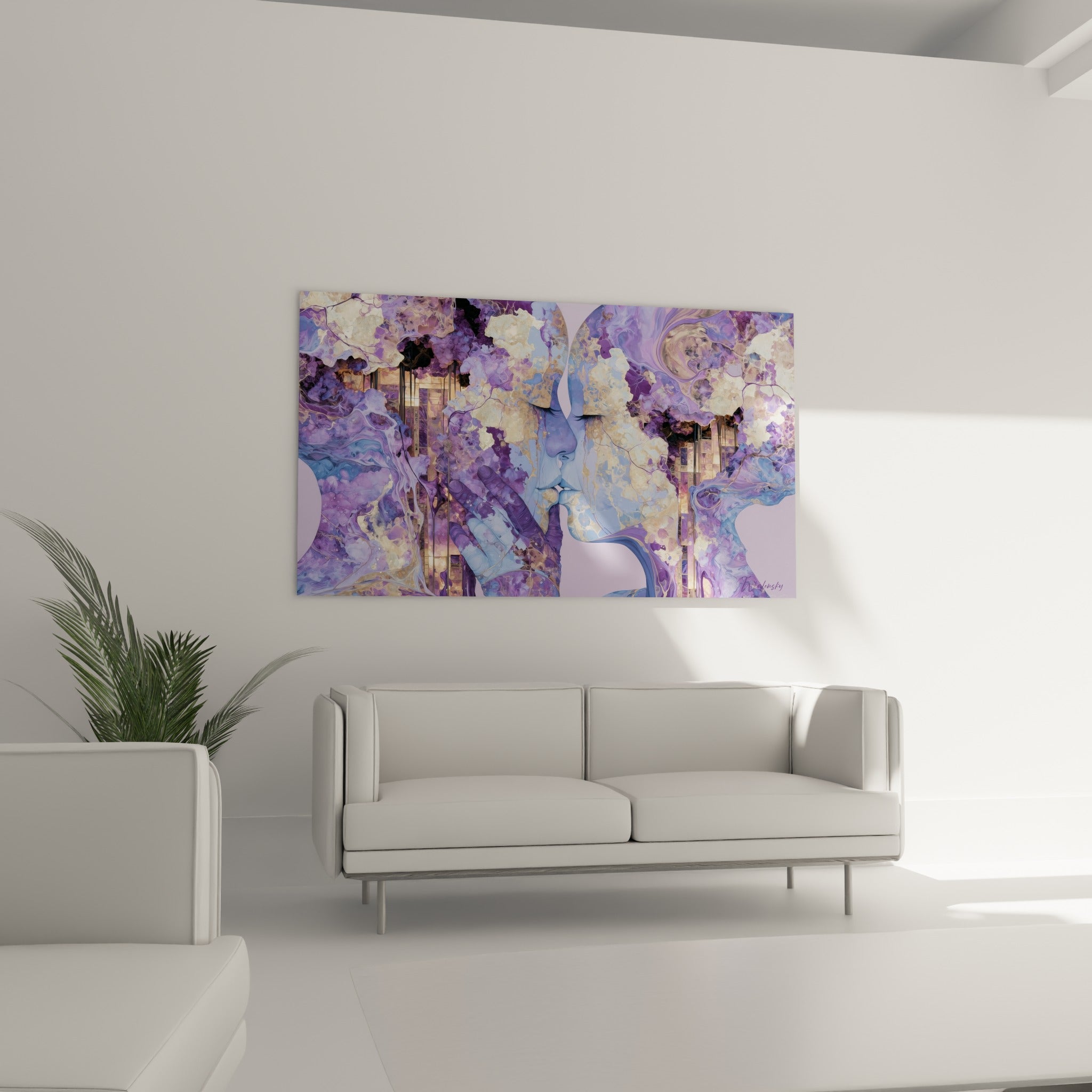 Main lilas effleurant un visage bleu pâle parmi des éclats dorés, au-dessus d'un canapé dans un salon lumineux