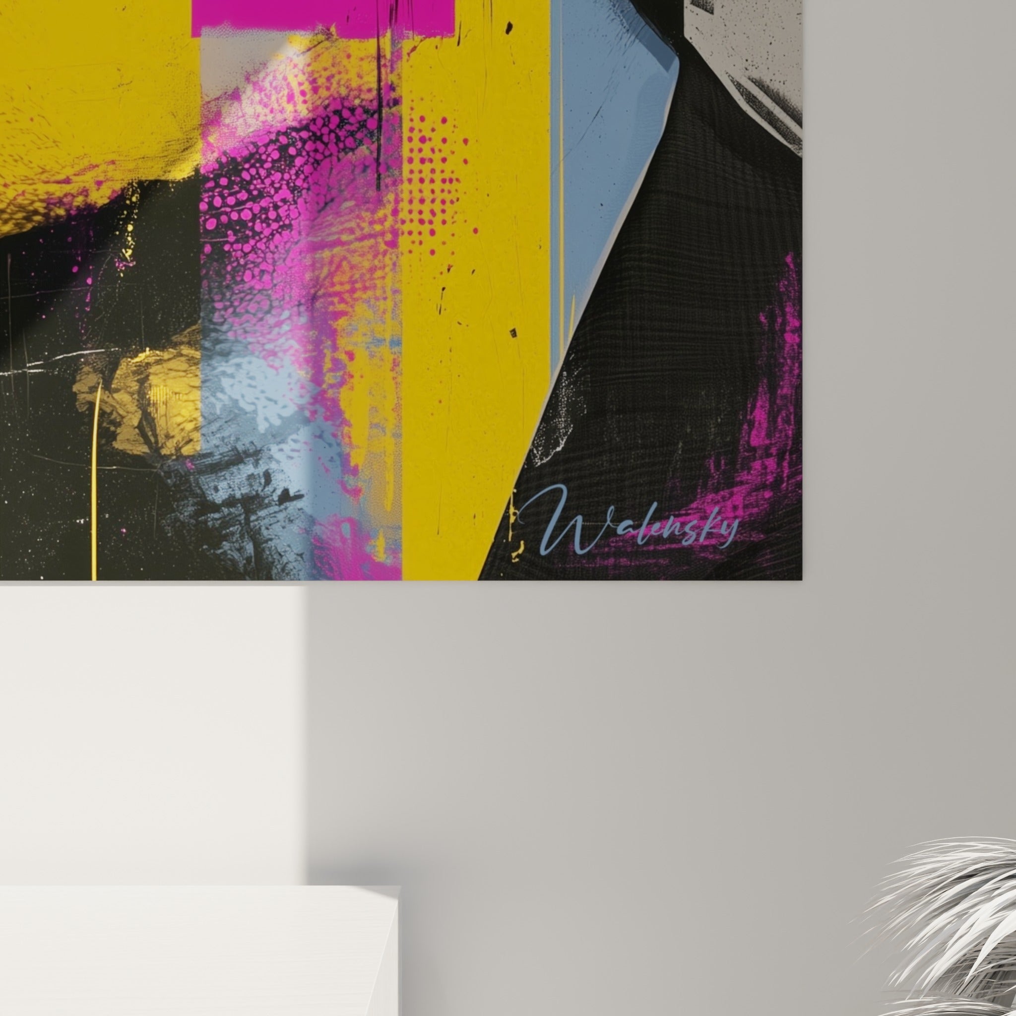 Détail des empâtements roses et jaunes du tableau sensuel abstrait, grain marqué et coulures noires sur toile