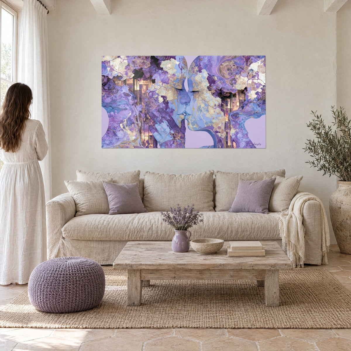 Quadro bacio di due volti lilla con riflessi dorati, fiori viola e crema, sopra un divano in un soggiorno luminoso