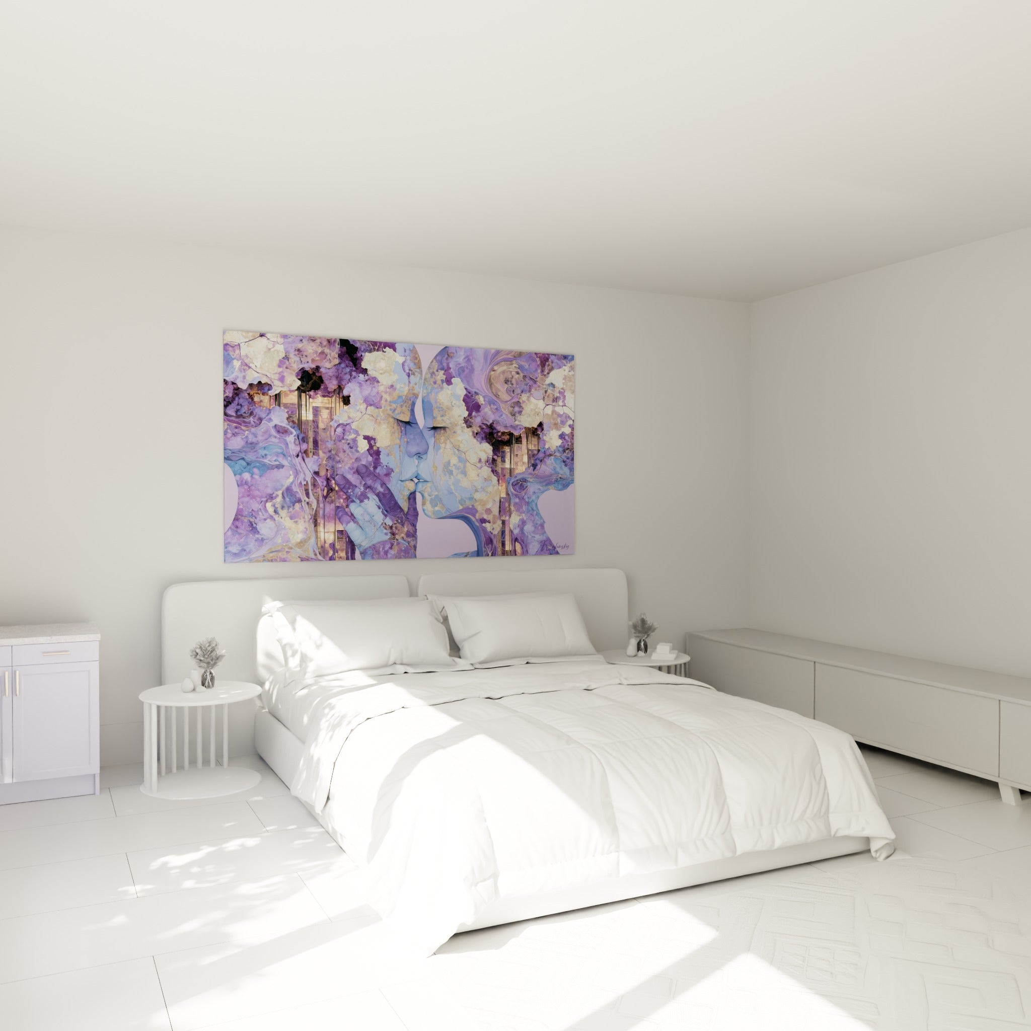 Visages fusionnés en violet profond et doré, baiser suggéré, au-dessus d'un lit dans une chambre claire