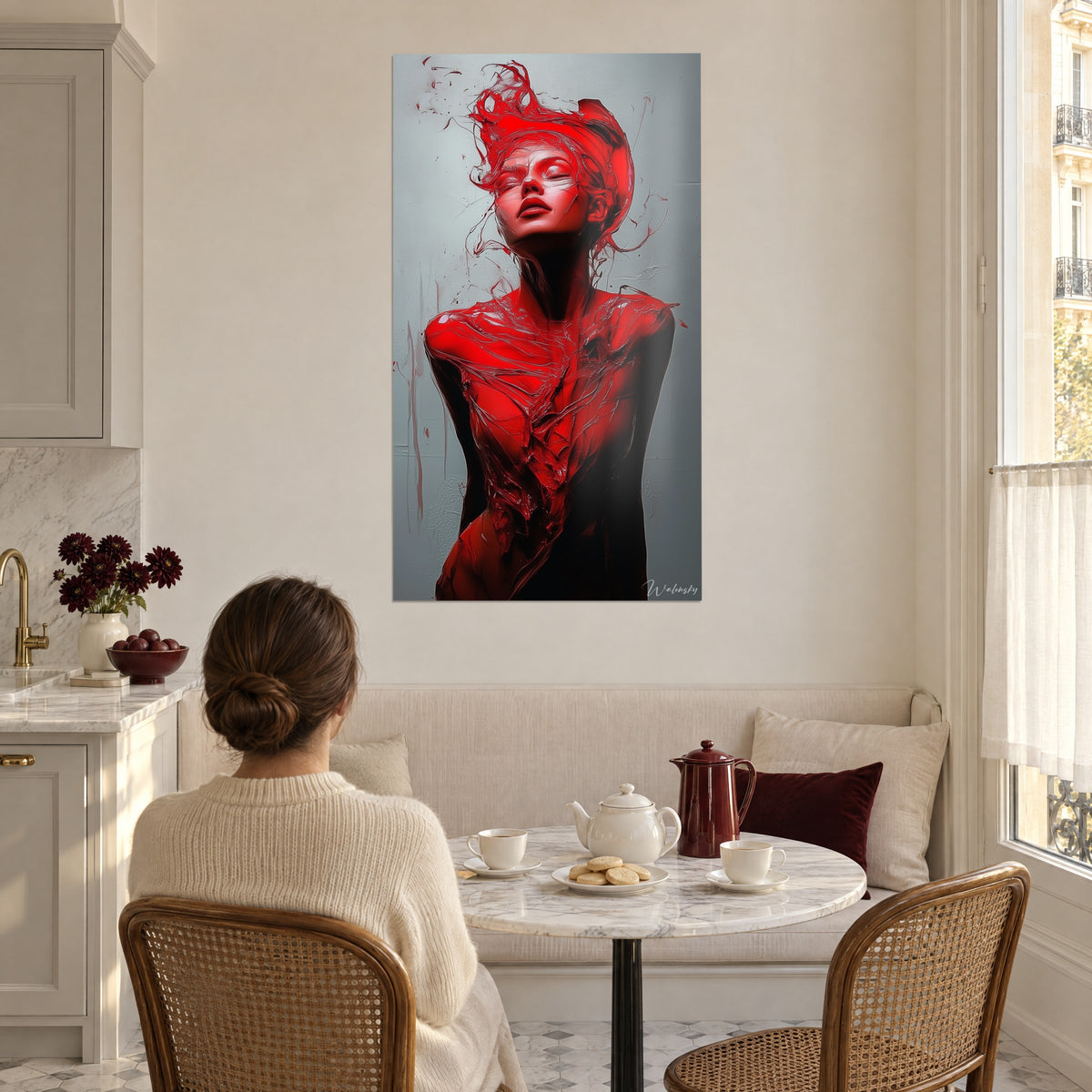 Obraz abstrakcyjny portret z purpurowymi plamami i czarnymi cieniami, naprzeciw kobiety siedzącej przy stole w jasnej kuchni