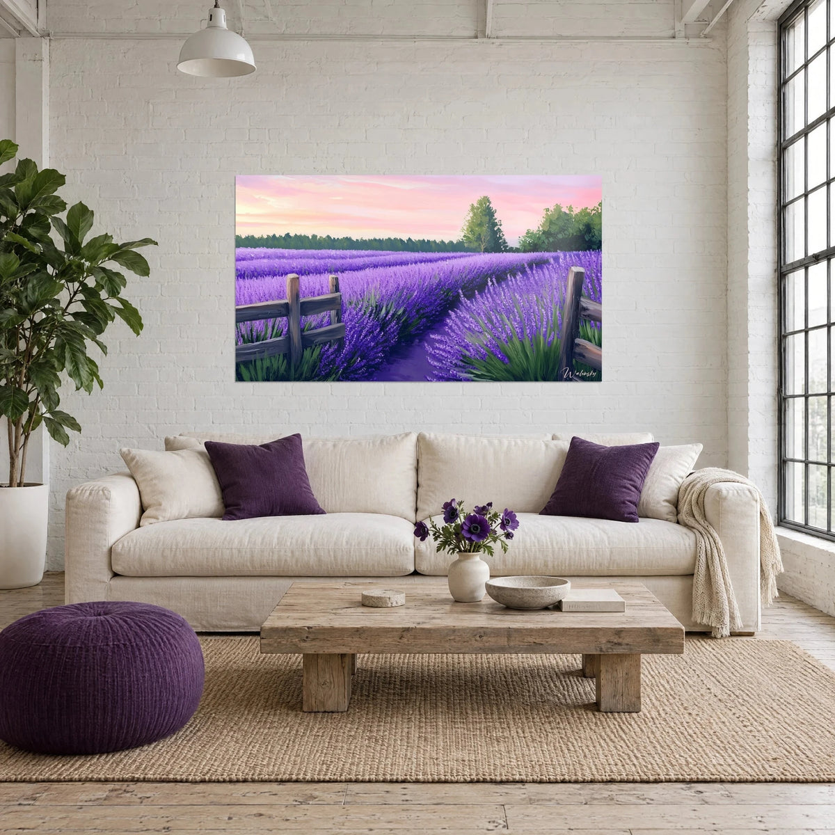 Schilderij lavendelvelden in bloei, paarse rijen, houten hek en lichtroze lucht, boven een bank in een lichte woonkamer
