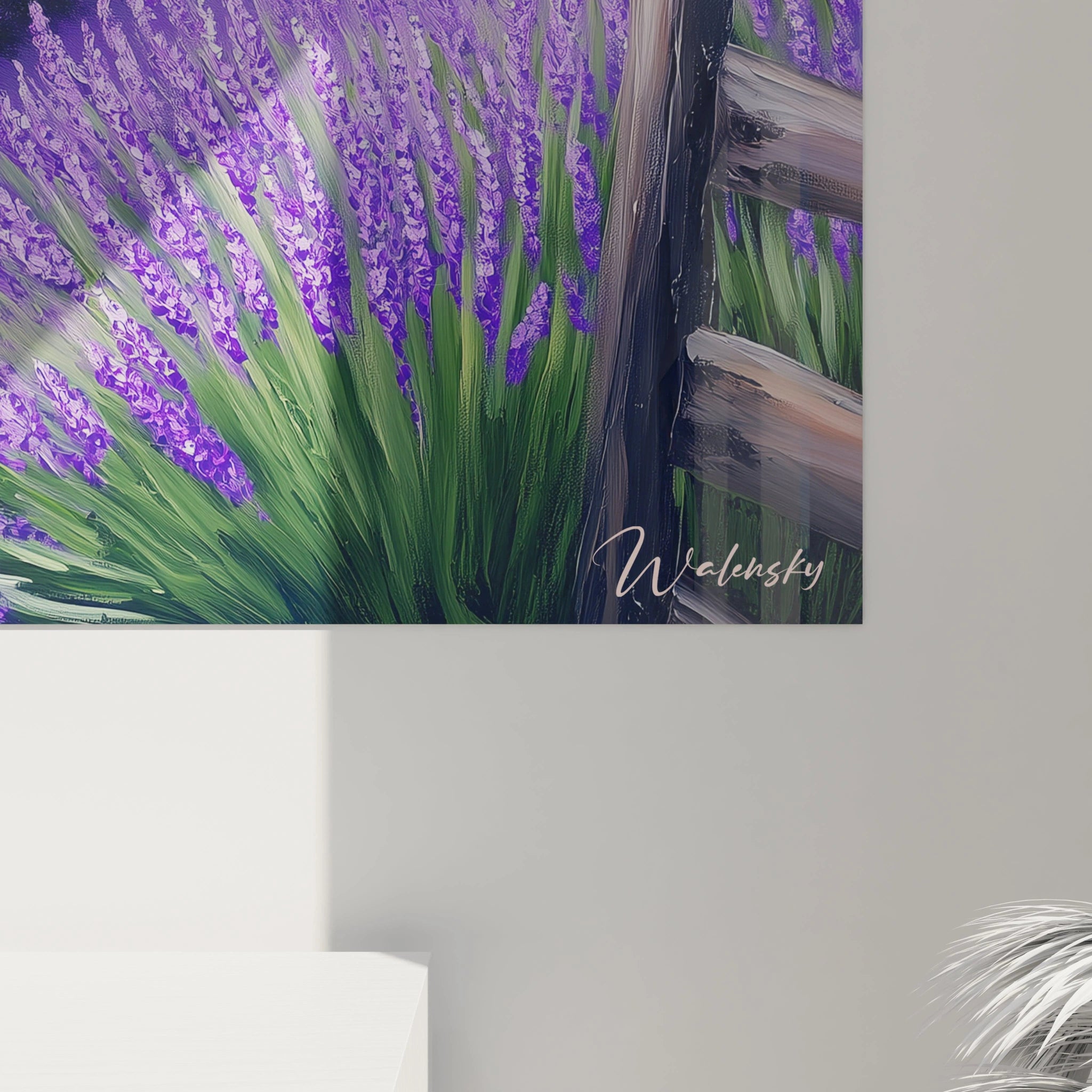 Tableau champs de lavande avec alignements floraux violets intenses, végétation verte périphérique et ciel dégradé rose-mauve caractéristique du coucher de soleil.
