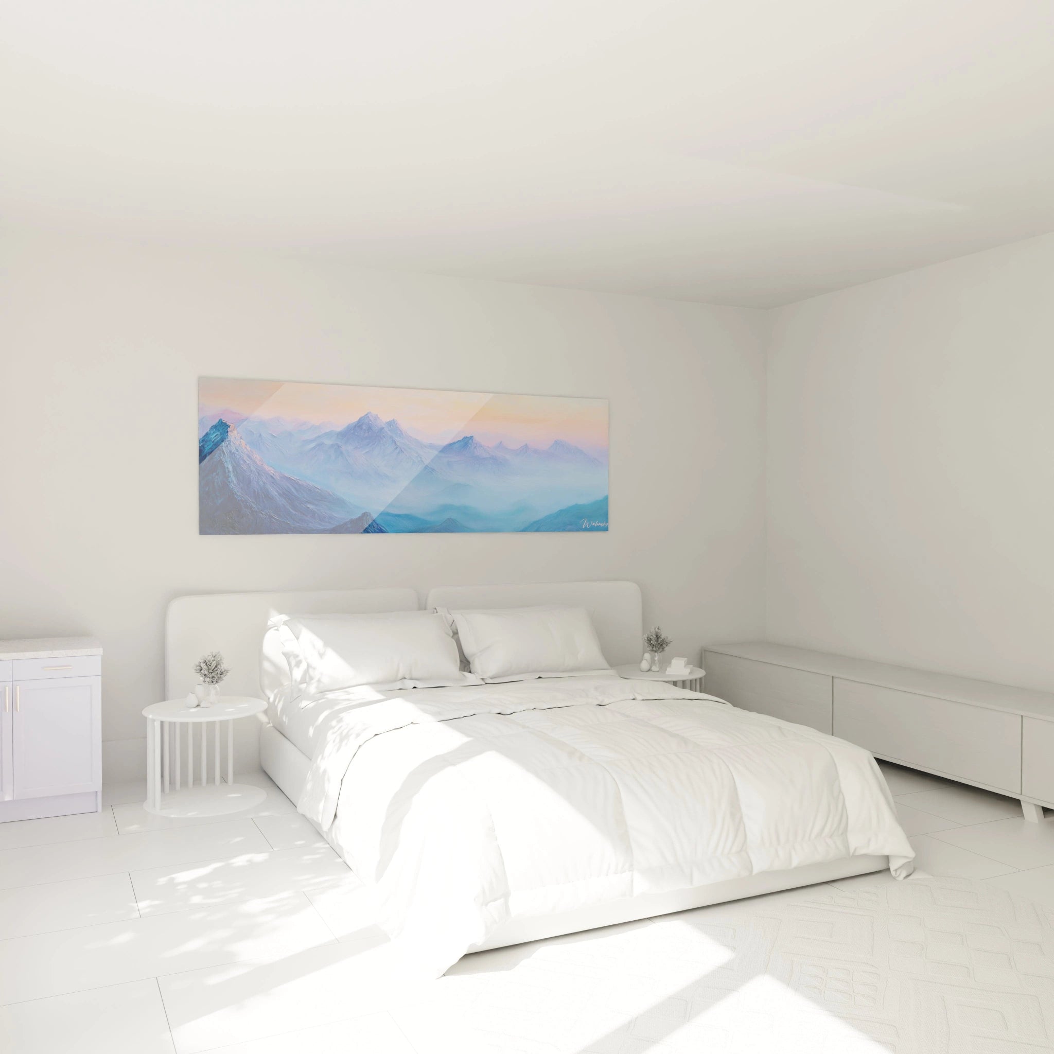 Tableau montagne panoramique aux teintes bleues dominantes avec un horizon teinté de rose. La composition étage plusieurs chaînes montagneuses qui se fondent progressivement dans la brume, créant une profondeur atmosphérique saisissante.
