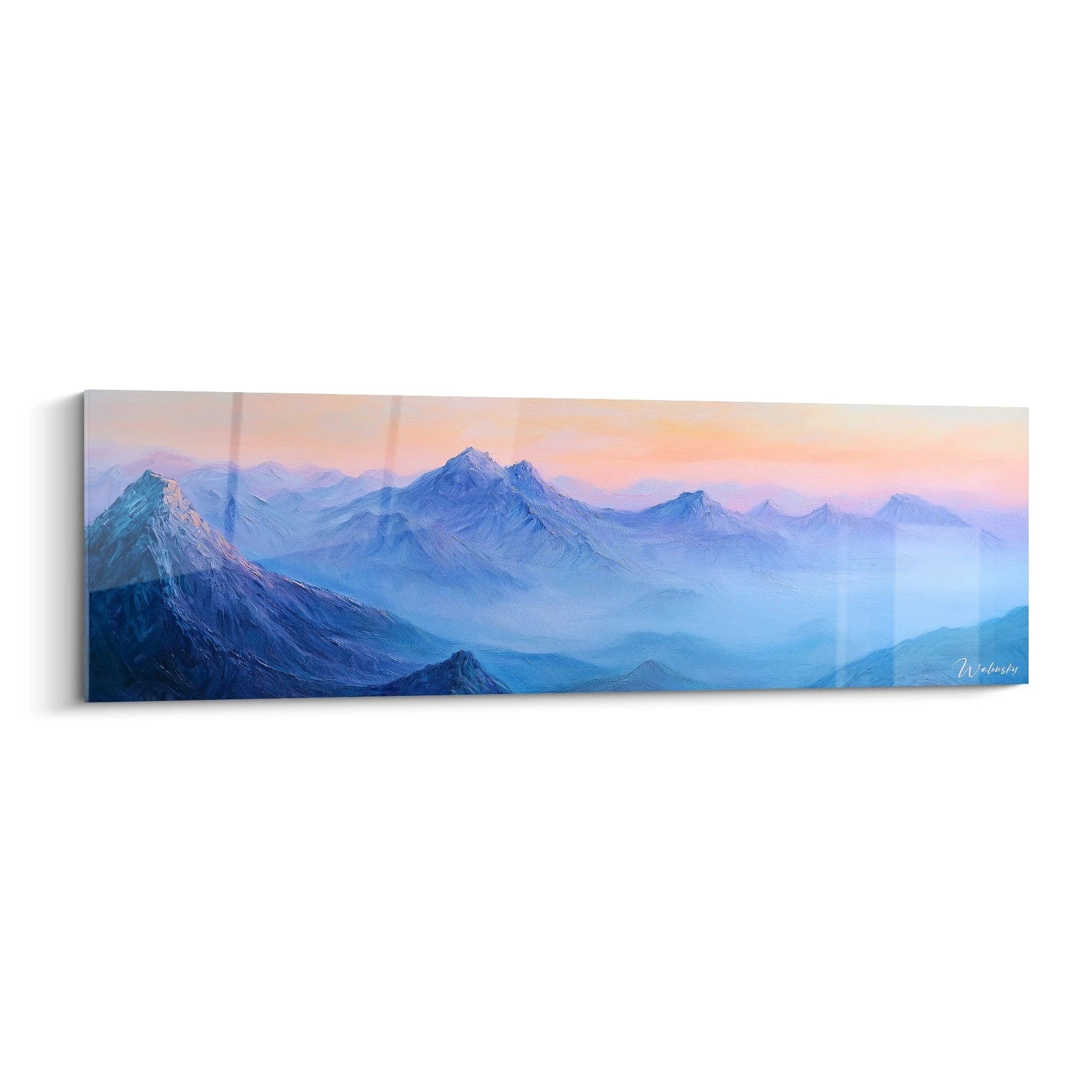 Un tableau montagne représentant une chaîne de sommets bleutés sous une lumière d'aube rosée. Les reliefs sont traités avec des coups de pinceau visibles créant une texture dynamique, tandis que la brume bleutée enveloppe les vallées profondes.
