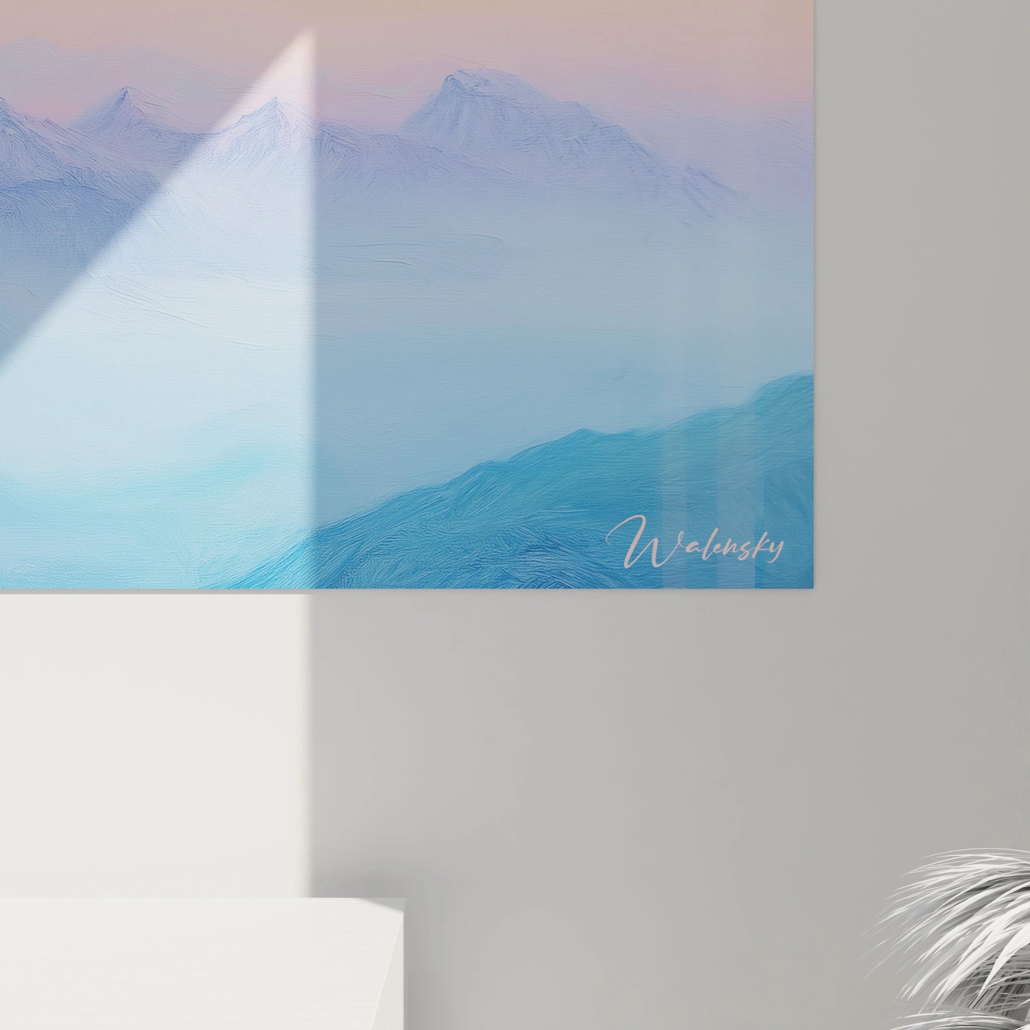 Ce tableau montagne capture l'instant magique du lever du soleil sur une chaîne alpine. Les reliefs bleutés s'étendent à perte de vue, avec des effets de texture visibles qui donnent vie aux sommets enneigés et créent une impression de mouvement.

