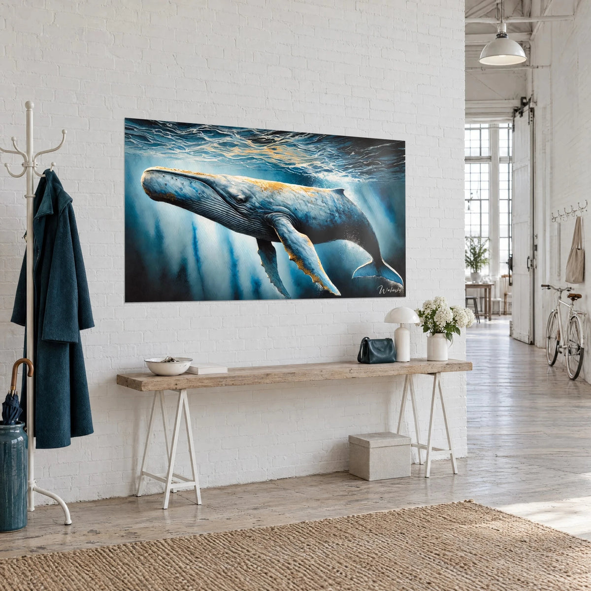 Tableau mammifère marin géant, dos ardoise et nageoire cuivrée sous une surface ondulée, mur de briques blanches du loft
