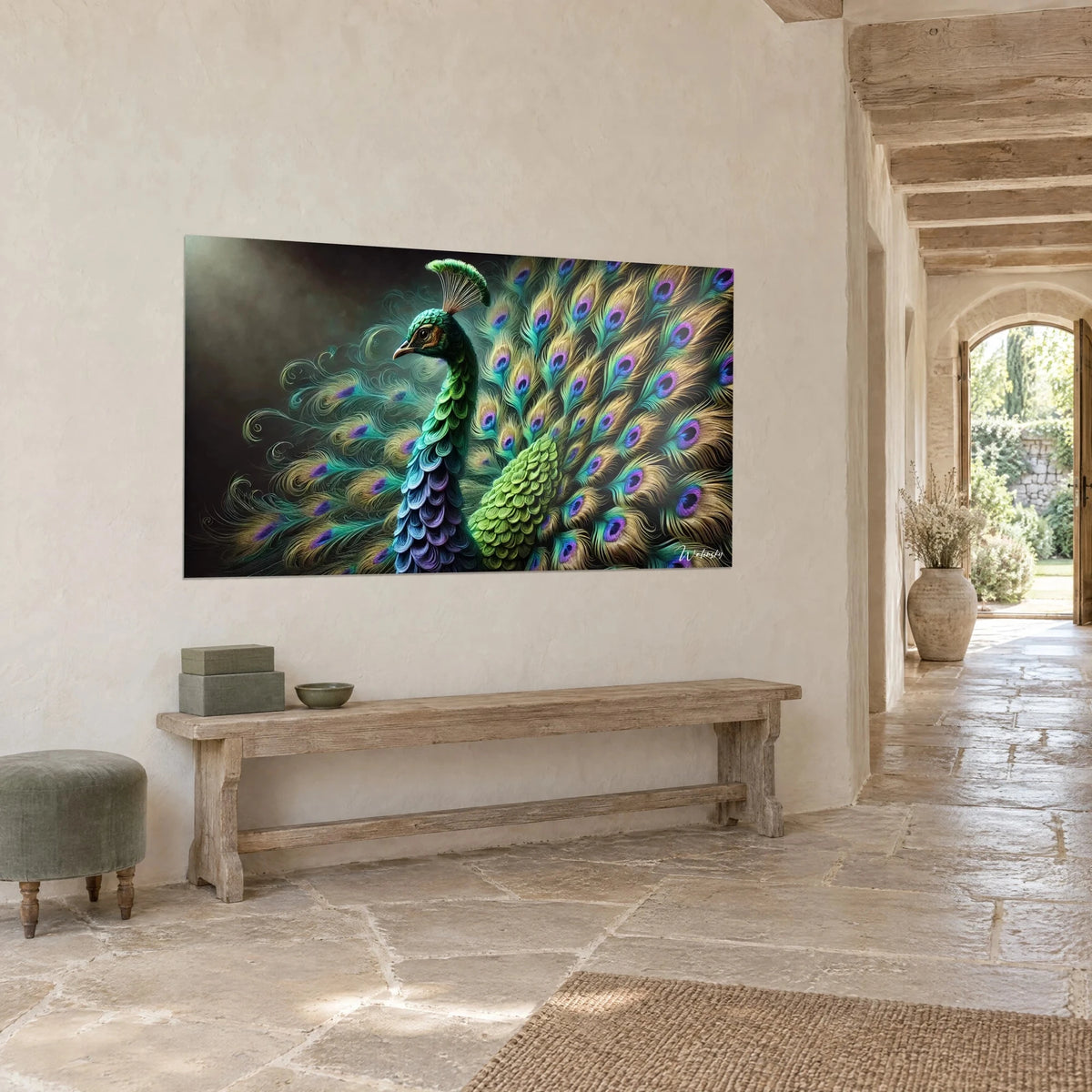 Quadro uccello reale con ciuffo di fili d'oro, collo blu notte e verde lime, su un muro di pietra nell'ingresso a volta