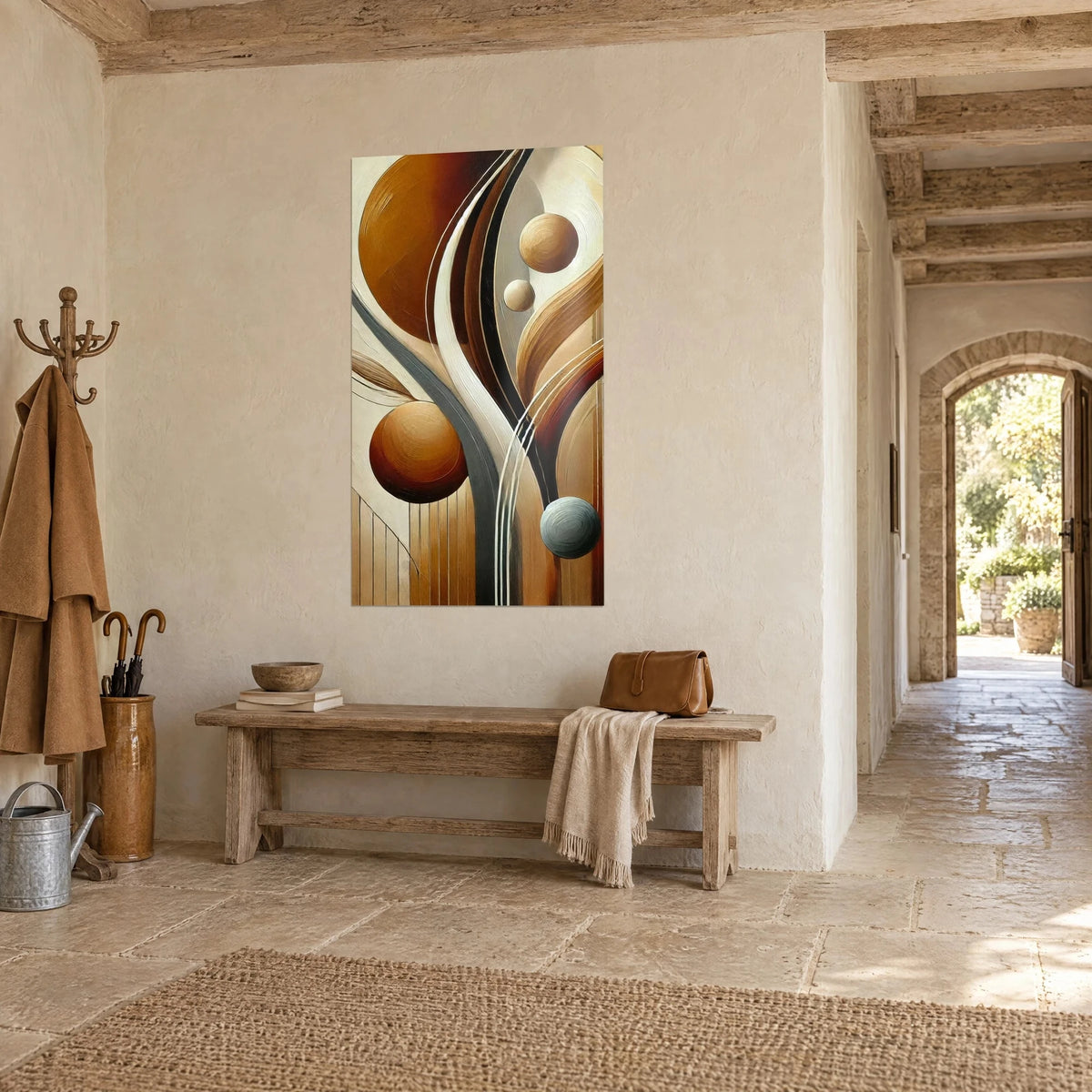 Tableau abstrait ocre et brun roux, rubans ondulants et billes dorées, vu de trois-quarts dans une entrée en pierre