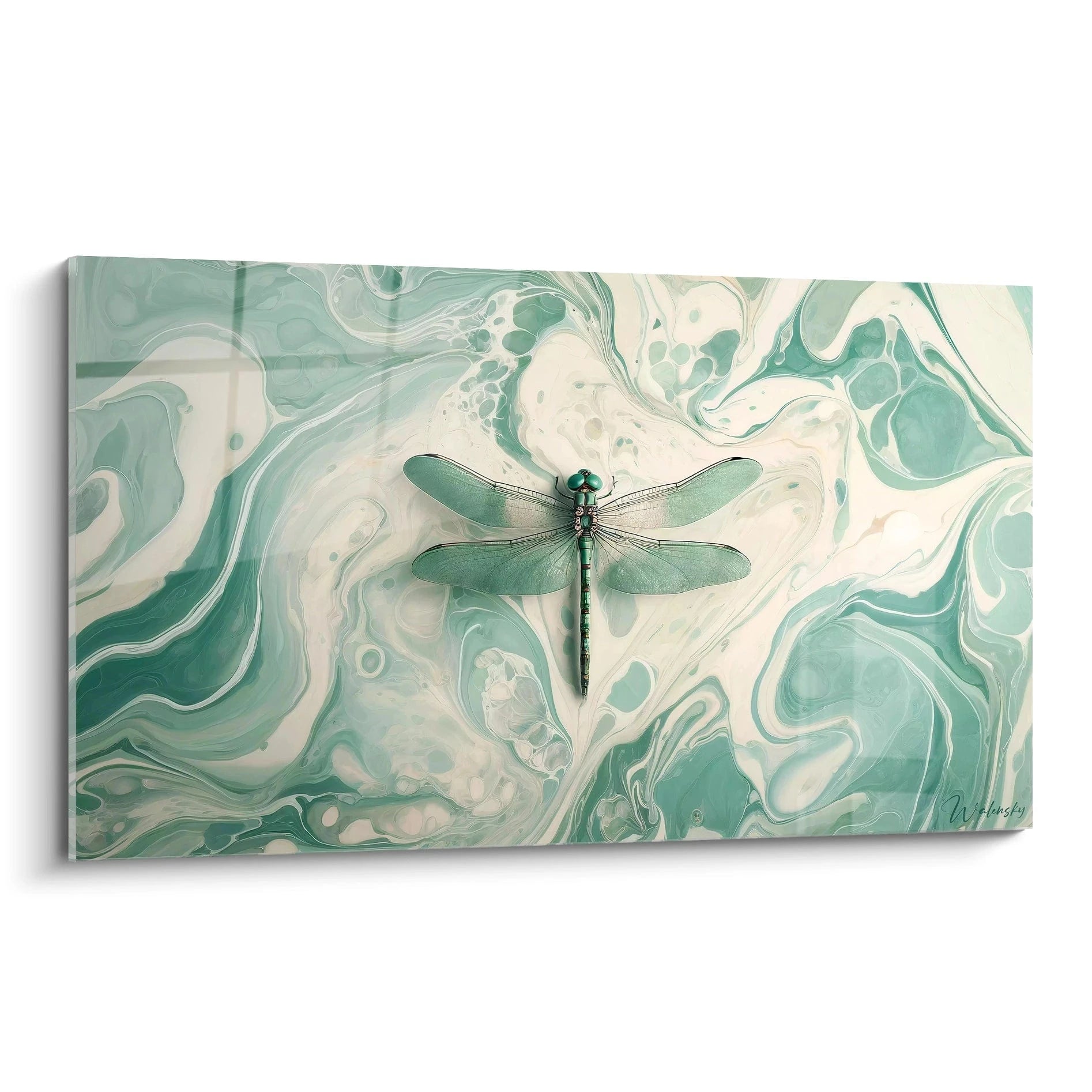 Un tableau abstrait de libellule vert menthe sur fond marbré. Dominé par des teintes vert jade, blanc crème et touches de turquoise. La texture présente des motifs fluides et tourbillonnants évoquant une surface d'eau ou une technique de marbrure, avec une libellule centrale aux ailes translucides et nervurées et au corps allongé vert métallisé.
