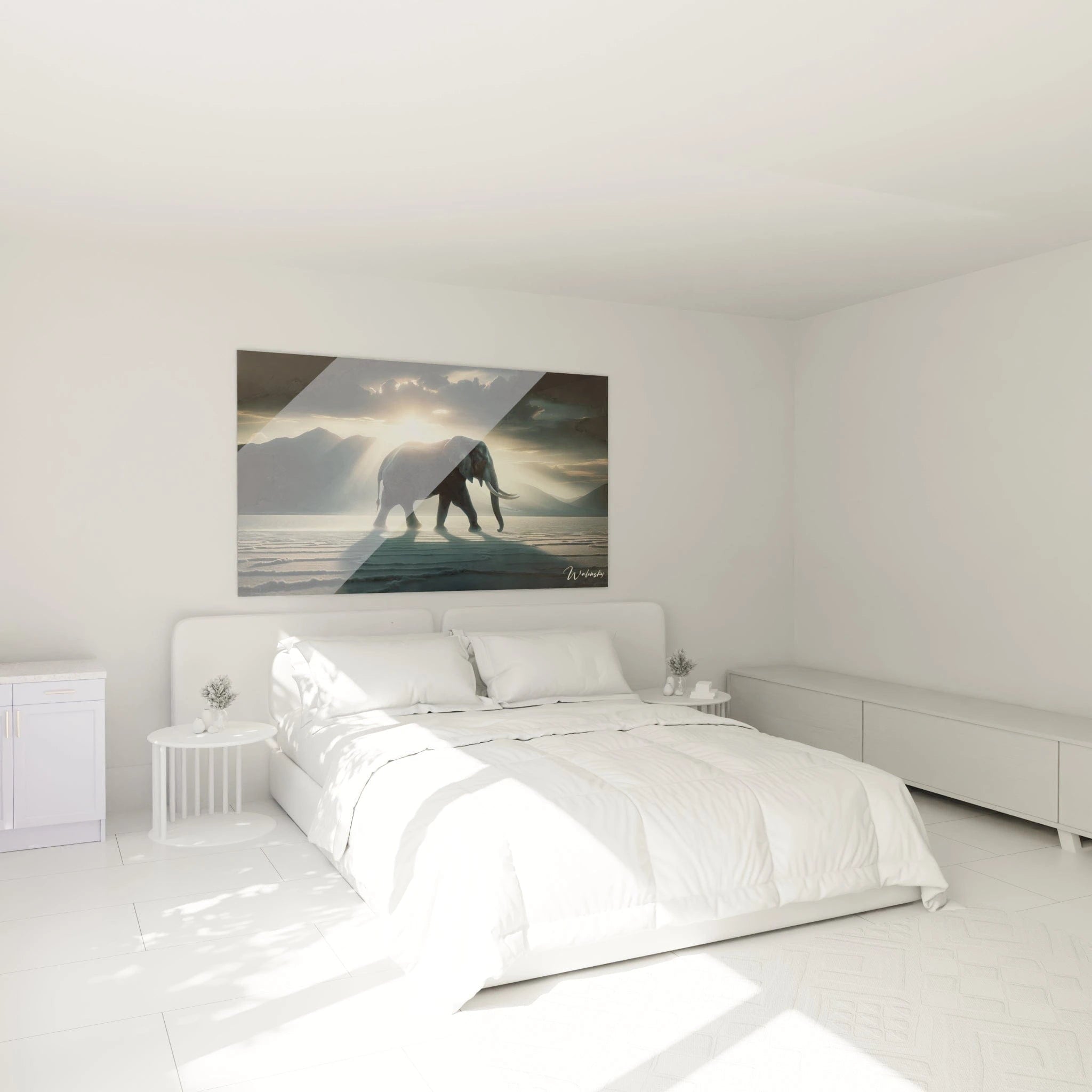 Un tableau d'animal figurant un éléphant en déplacement sur un terrain plat et clair au coucher du soleil. La texture ridée de la peau grise contraste avec les défenses blanches. L'arrière-plan présente un paysage montagneux baigné par une lumière dorée filtrée à travers des nuages, créant des rayons qui illuminent la scène.
